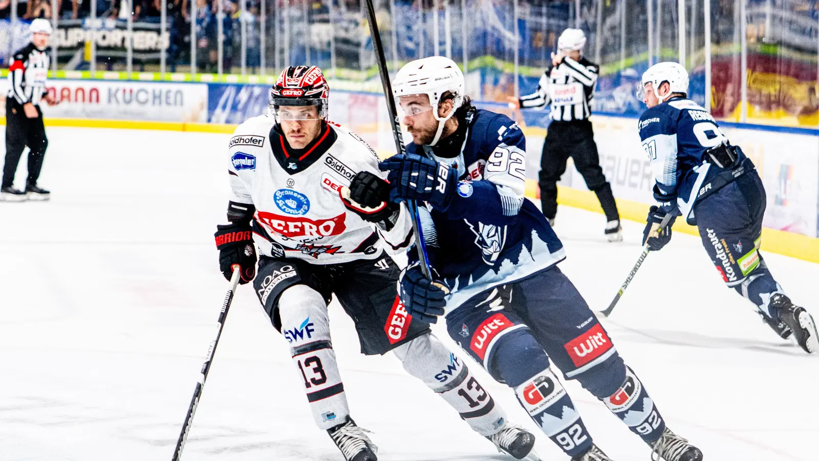 Brayden Tracey (rechts) erzielte drei Tore bei seinem Pflichtspieldebüt für die Blue Devils Weiden. (Bild: Elke Englmaier)