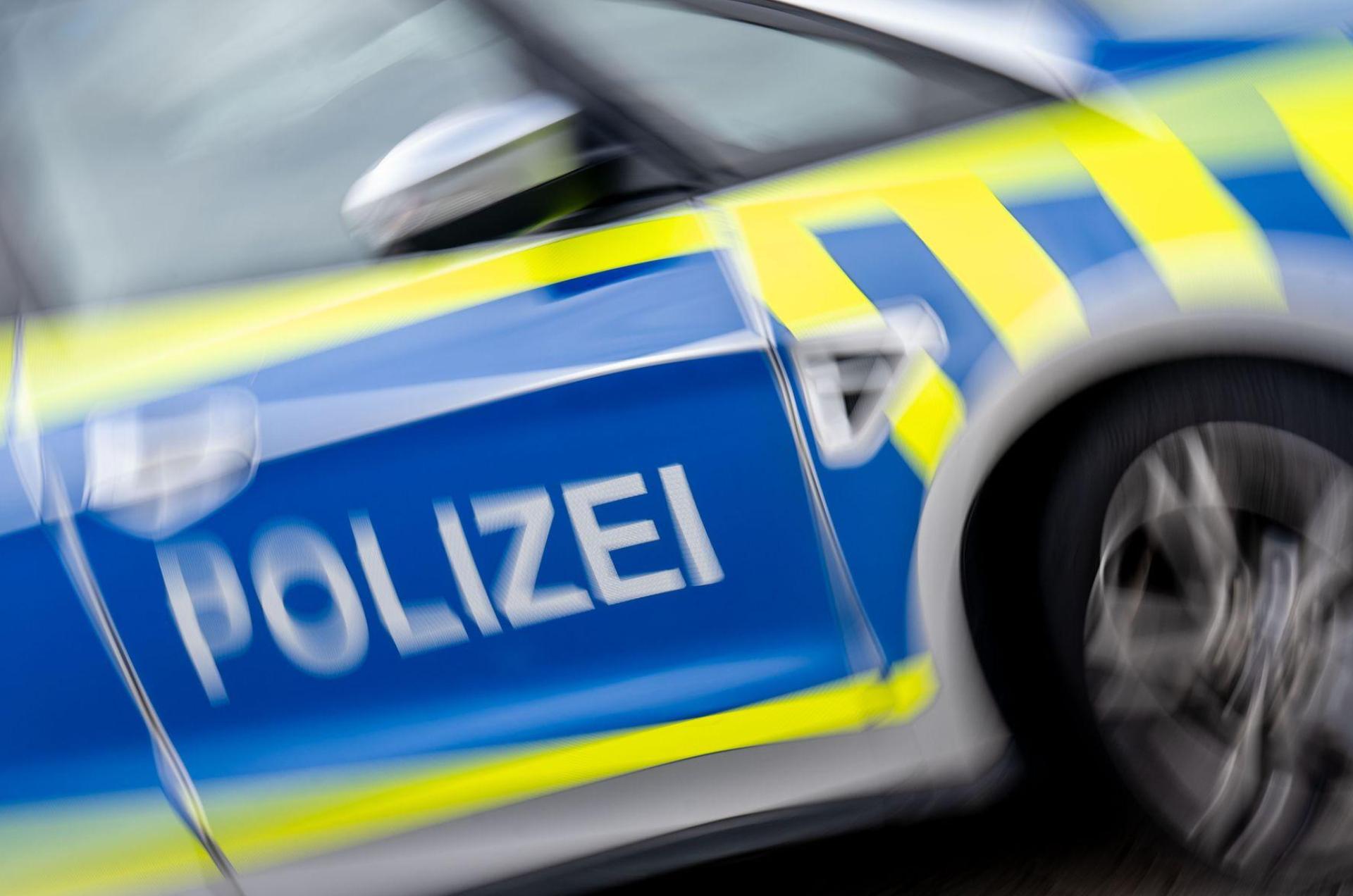Die Polizei musste in Eslarn wegen eines eskalierten Beziehungsstreits eingreifen. (Symbolbild: Hendrik Schmidt/dpa)