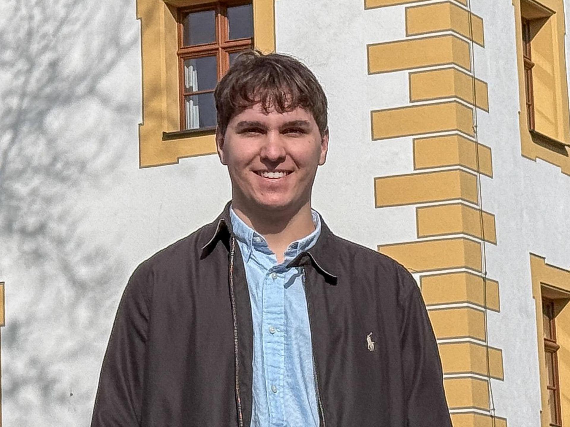 Vor dem Rathaus in Schmidmühlen wird Anton Zitzler in Zukunft öfter stehen – er ist der jüngste Gemeinderat im Landkreis Amberg-Sulzbach. (Bild: Wolfgang Steinbacher)