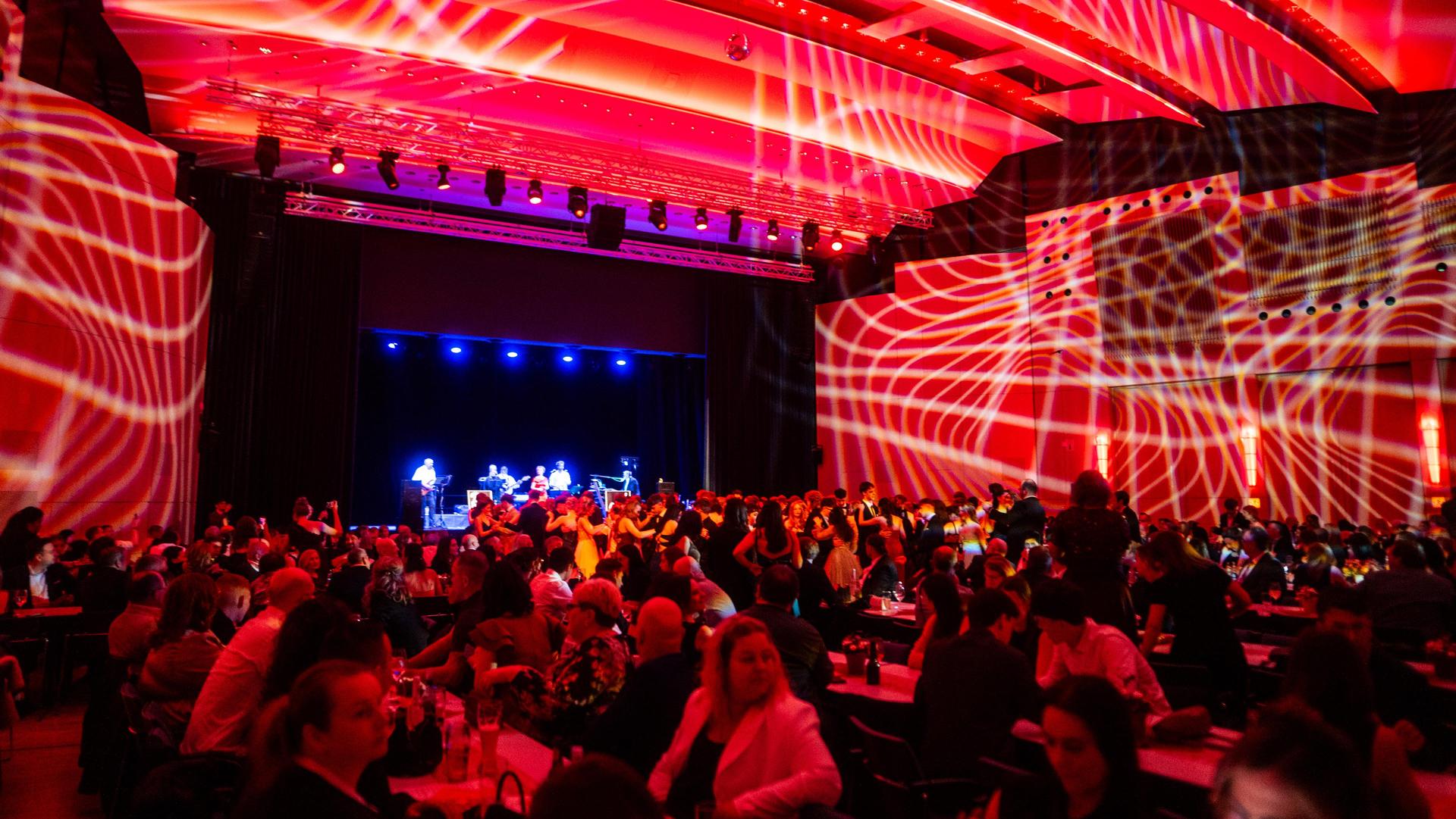 So war der Abschlussball der Realschulen in Weiden. (Bild: Hannes Stock)
