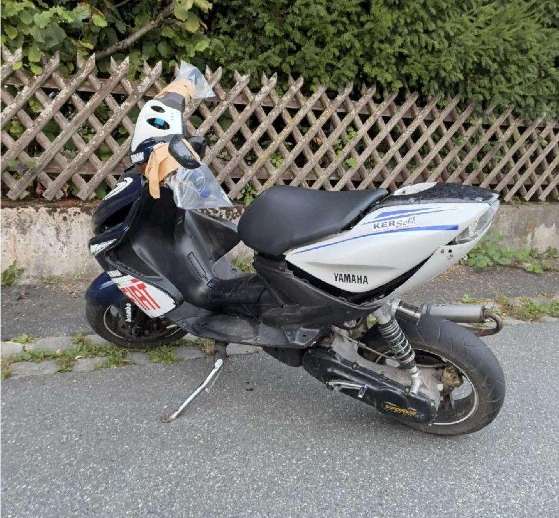 Ein Rollerfahrer ohne Versicherung und Fahrerlaubnis flüchtet in Weiden vor der Polizei. Die Beamten suchen nun nach Zeugen. (Bild: Polizeiinspektion Weiden)