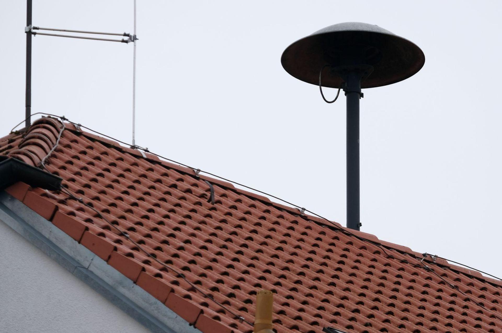 Die Handys klingeln unter Umständen auch, wenn sie auf stumm geschaltet sind. (Archivbild: Stephan Jansen/dpa)