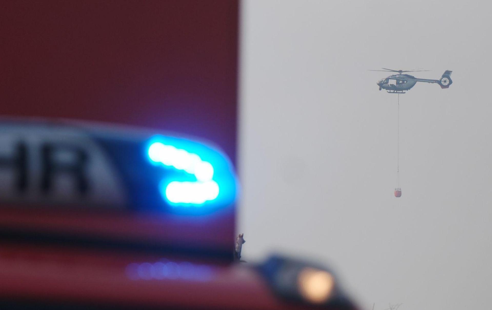 Ein ausgedehnter Waldbrand nördlich von Stulln hat zahlreiche Einsatzkräfte gefordert. Auch ein Polizeihubschrauber war im Einsatz. (Symbolbild: Sebastian Willnow/dpa)