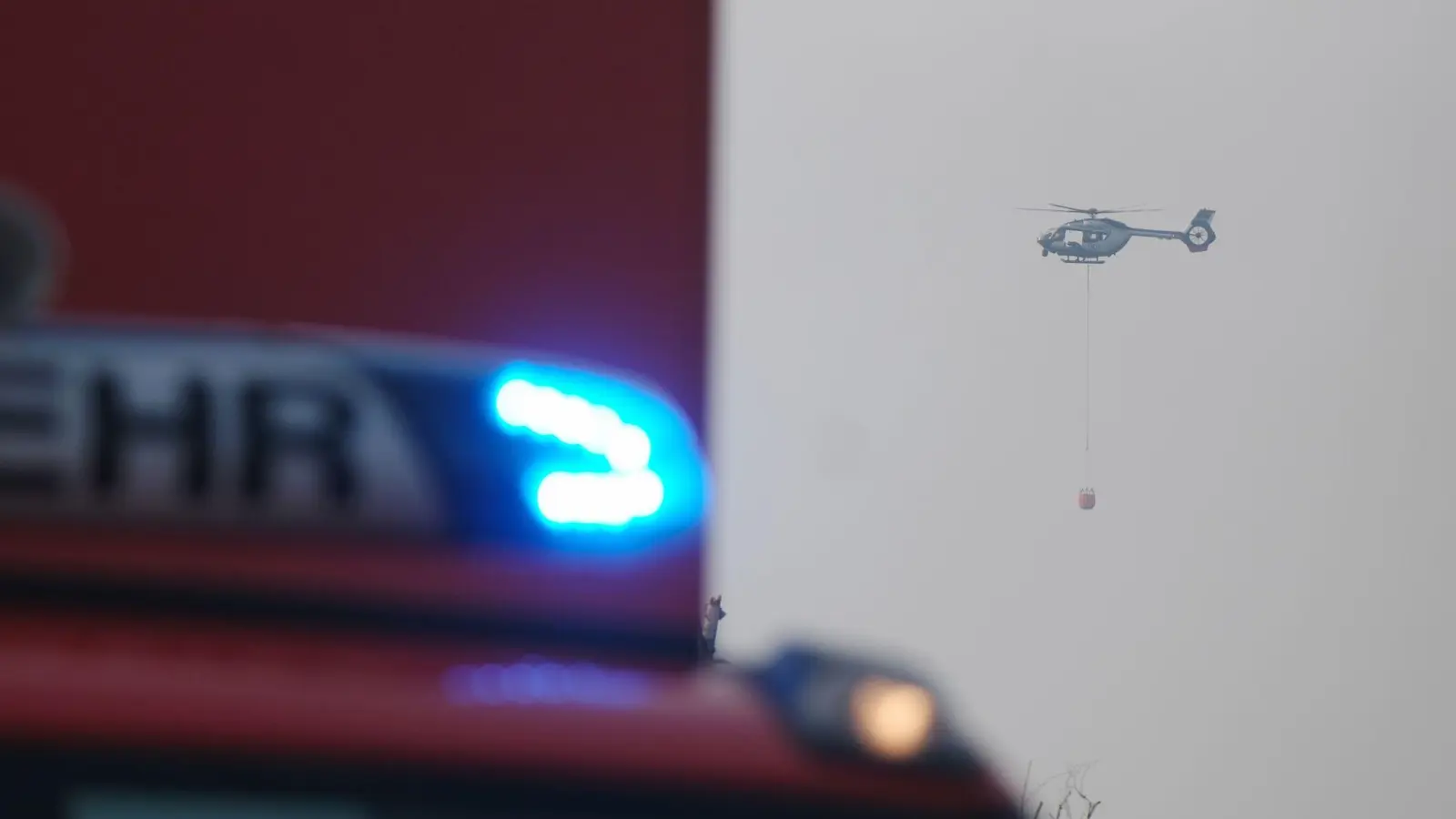 Ein ausgedehnter Waldbrand nördlich von Stulln hat zahlreiche Einsatzkräfte gefordert. Auch ein Polizeihubschrauber war im Einsatz. (Symbolbild: Sebastian Willnow/dpa)