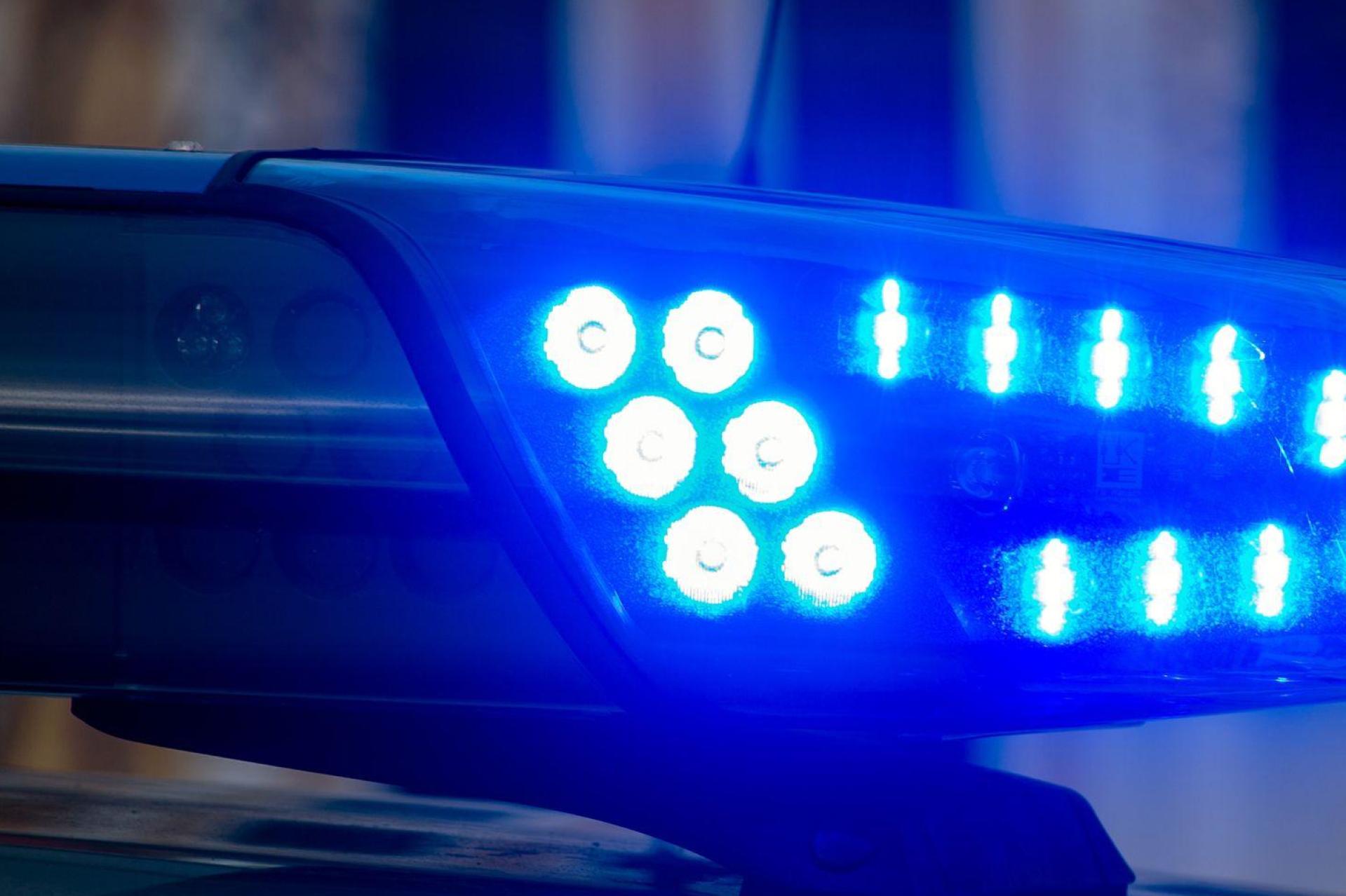 Die Polizei sucht Zeugen einer Körperverletzung am frühen Samstagmorgen in der Weidener Innenstadt. (Symbolbild: Klaus-Dietmar Gabbert/dpa)