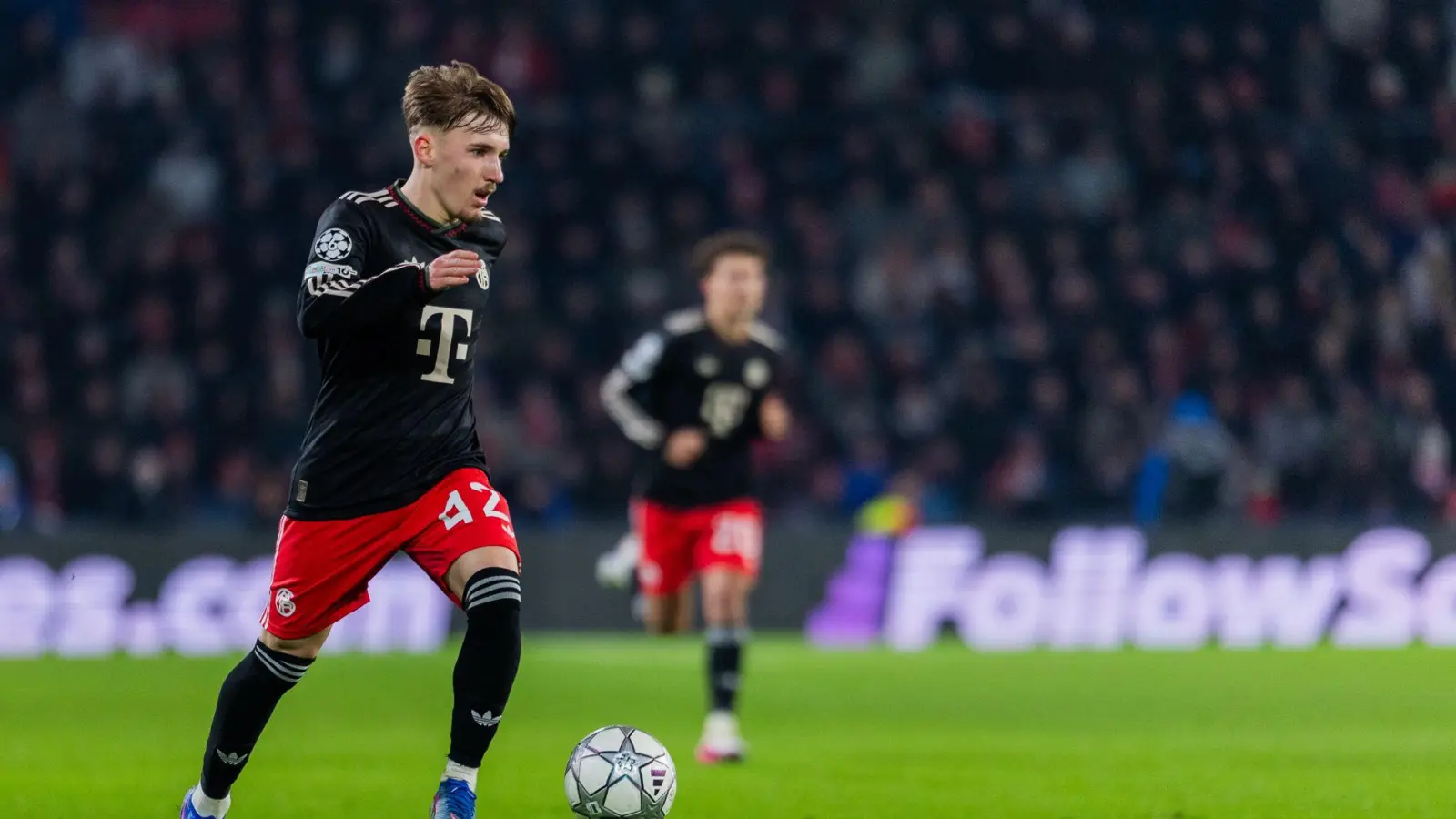 Der 17-jährige Lennart Karl in der Champions League gegen den PSV Eindhoven. (Bild: Rolf Vennenbernd/dpa)
