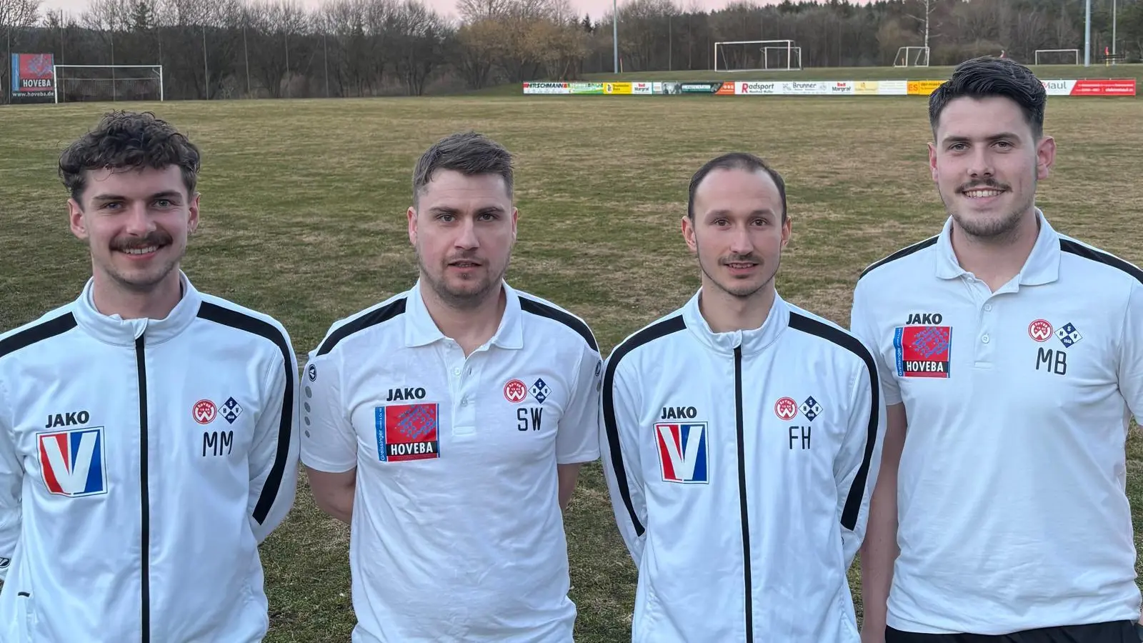 Spielleiter Max Mederer (von links), der neue Co-Trainer Stefan Wölfel, Neu-Coach Florian Holfelder und Spielleiter Max Berschneider. (Bild: Tobias Helmke )
