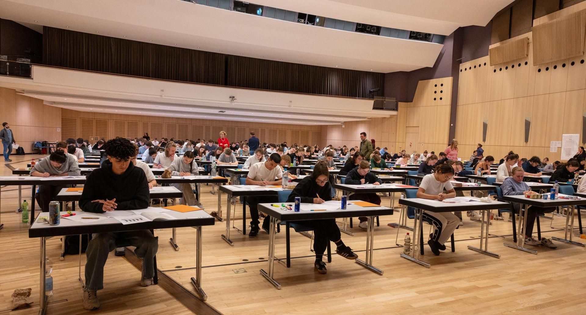 Konzentrierte Stille in der Max-Reger-Halle: Für einen Teil der 343 Schüler der FOS/BOS Weiden begann dort am Freitag mit der Deutschprüfung das schriftliche Abitur. (Bild: Winkler)