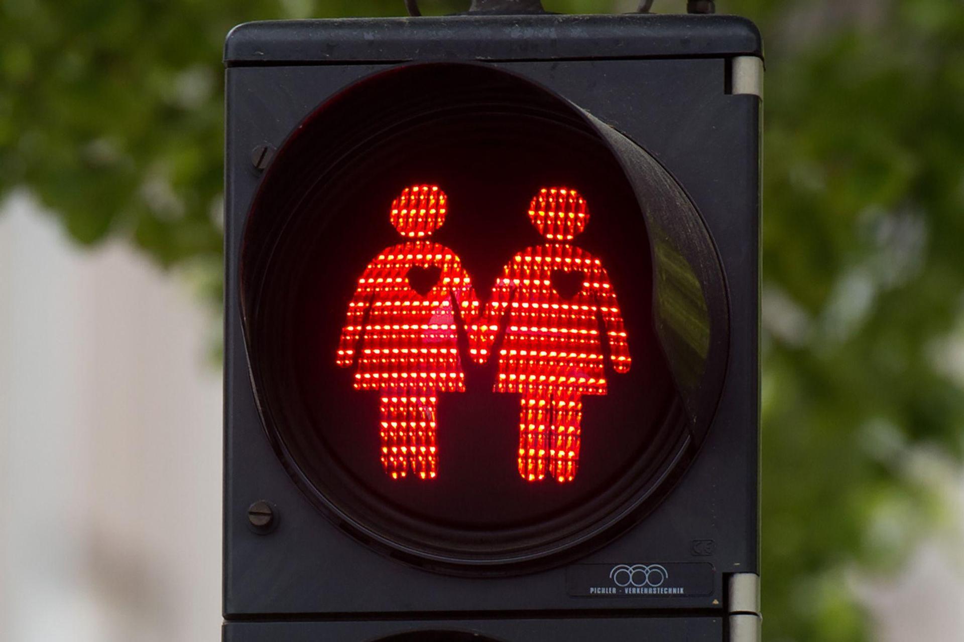 Anspannung, Unwohlsein, Bauchgrummeln? Sie sind klare Warnsignale dafür, dass die eigenen Bedürfnisse in der Beziehung nicht genug berücksichtigt werden. (Symbolbild: Julian Stratenschulte/dpa/dpa-tmn)