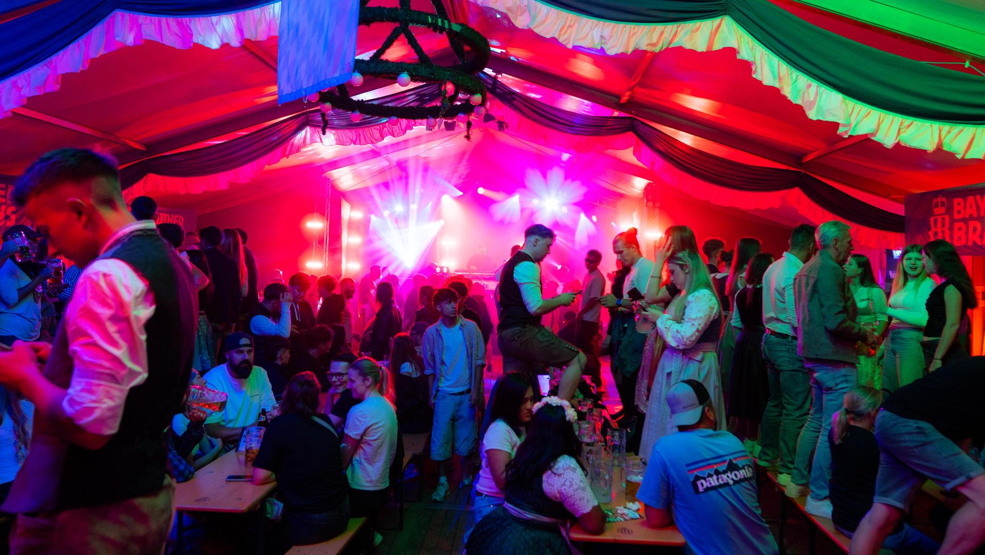 Samstagabend am Weidner Volksfest. (Bild: Hannes Stock)