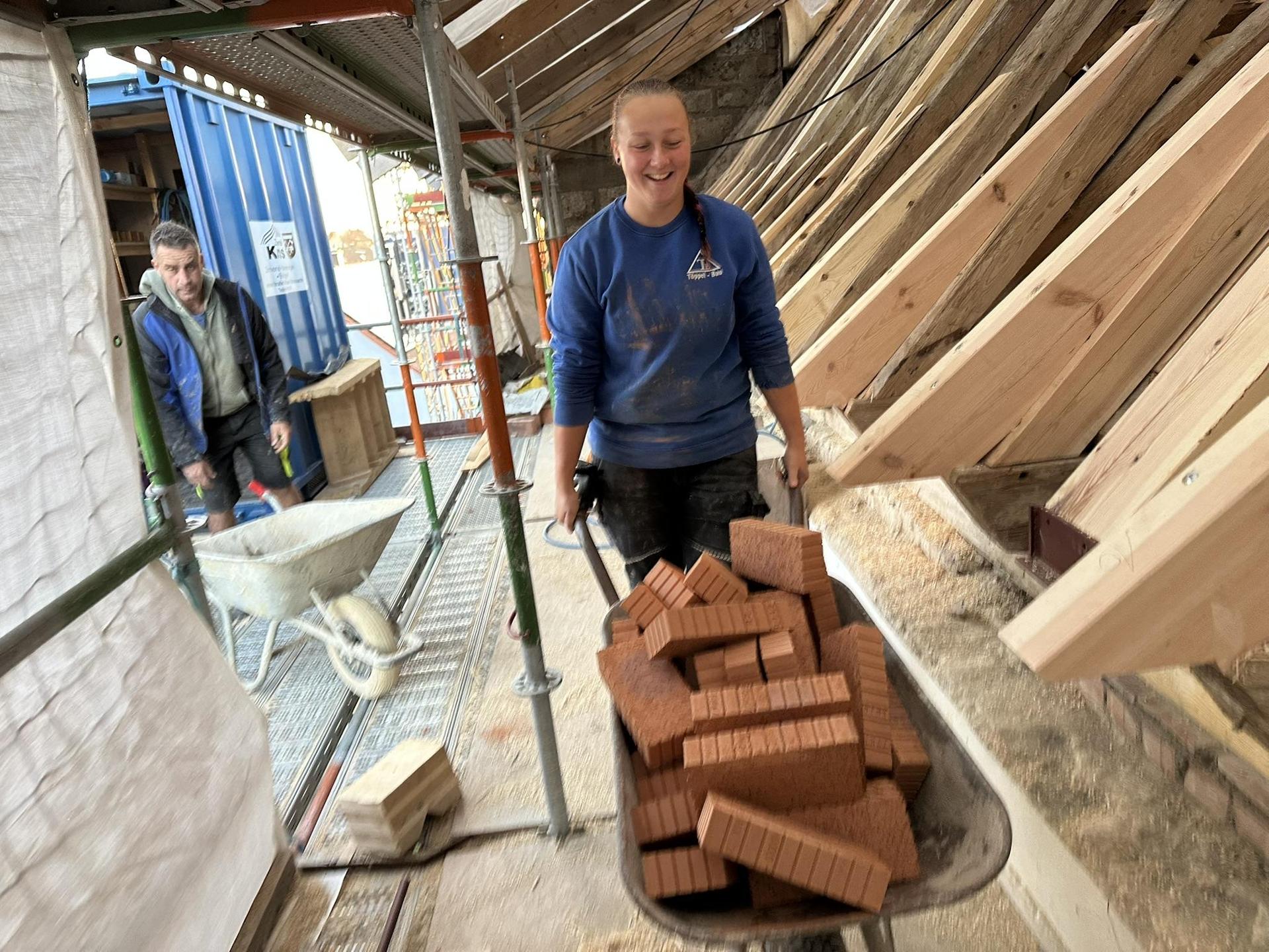 Die 18-Jährige Paula Frölich aus Lohma wurde Kammersiegerin im Maurerhandwerk. (Bild: Michael Töppel/exb)