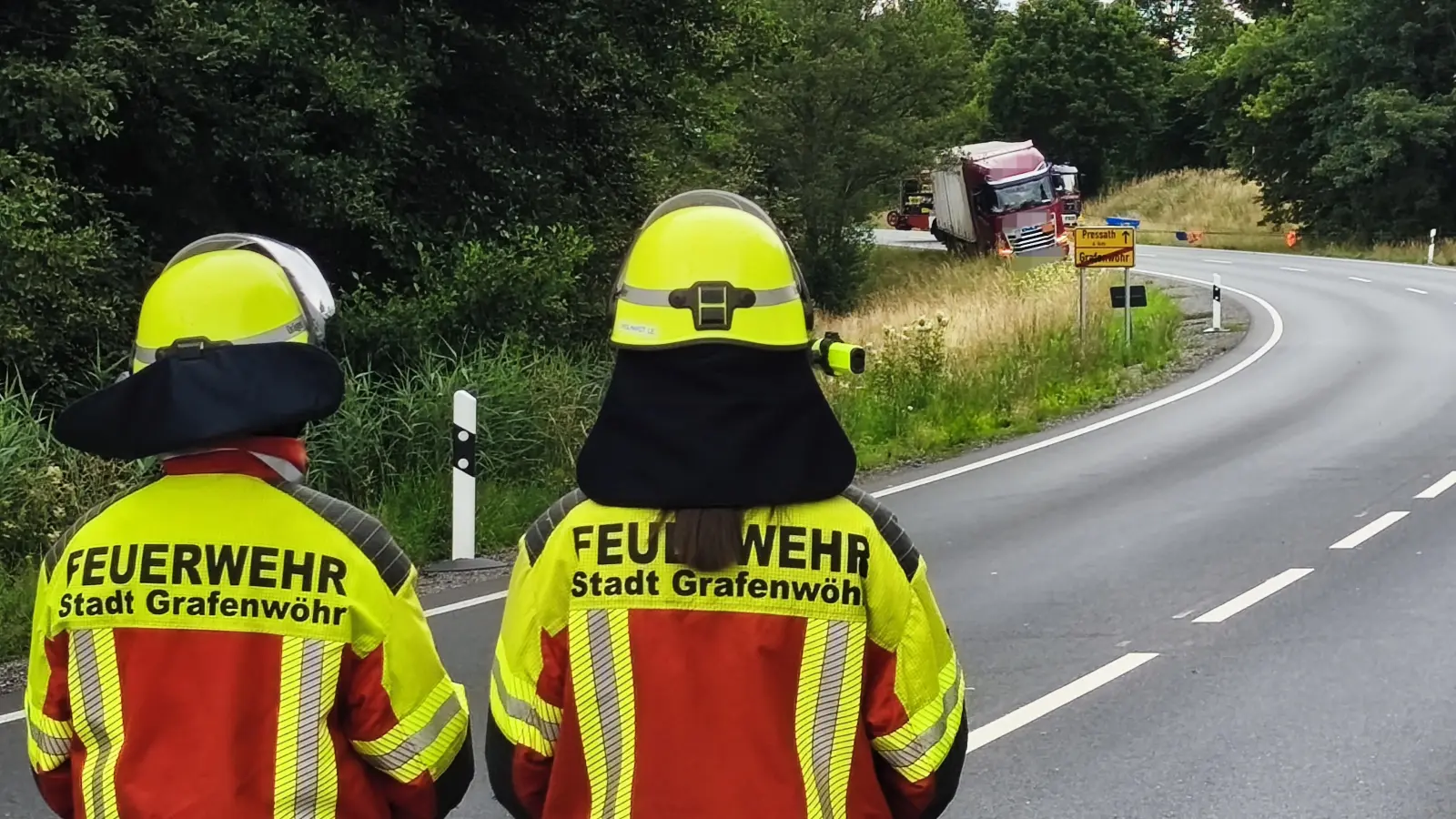 Die B 299 bei Grafenwöhr war am Mittwoch stundenlang gesperrt. Dort drohte ein mit Gefahrgut beladener Lkw umzukippen.  (Bild: Jürgen Masching)