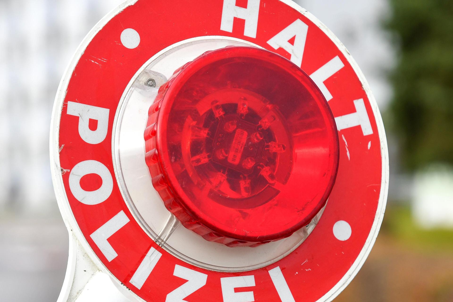 Bei einer Kontrolle auf der A 6 bei Vohenstrauß entdeckte die Grenzpolizei nach eigenen Angaben einen Einfingerschlagring in der Hosentasche eines Fahrers. (Symbolbild: Petra Hartl)