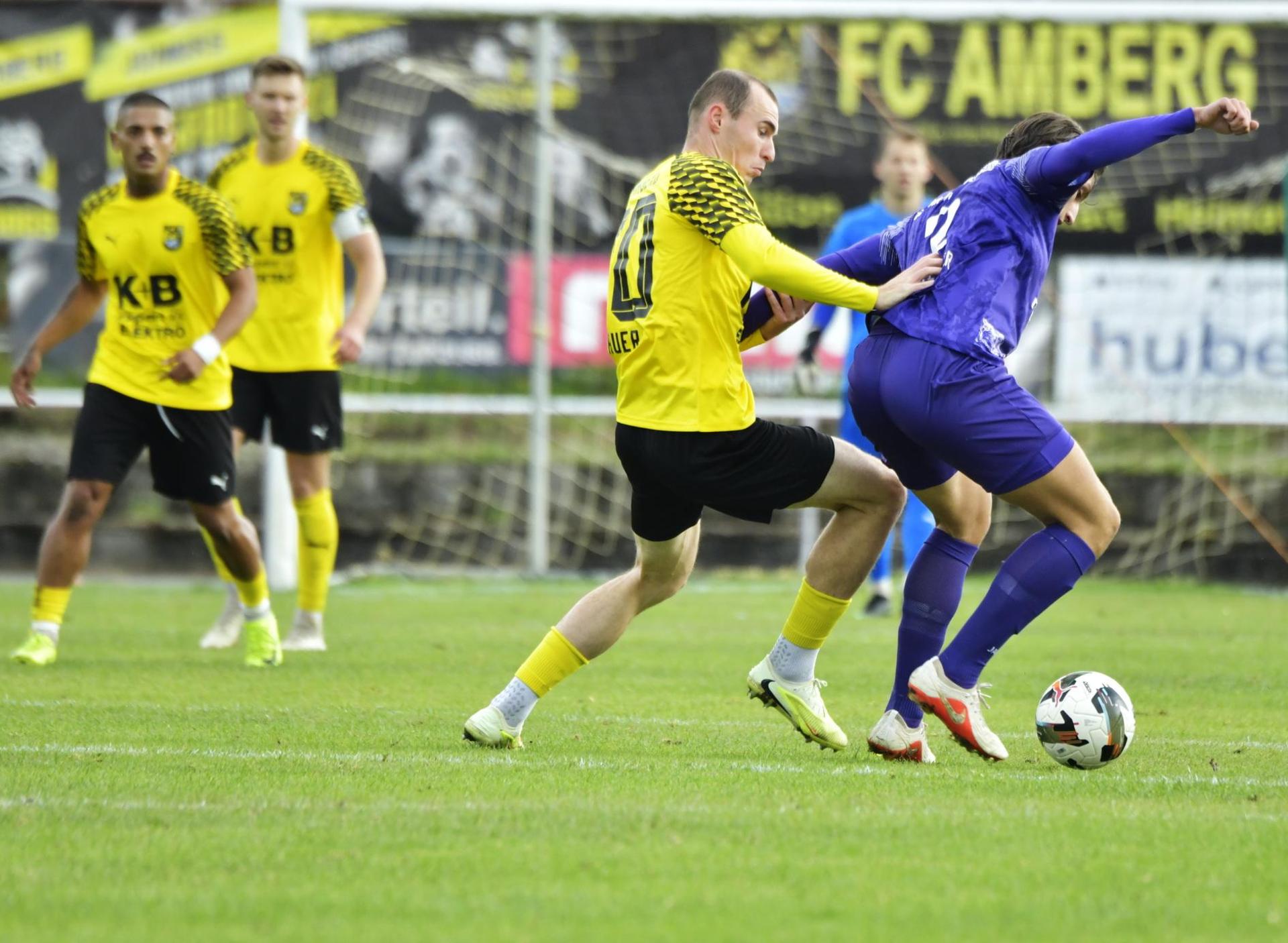 Florian Knauer (links) erzielte das 1:0 für den FC Amberg.  (Bild: Hubert Ziegler)