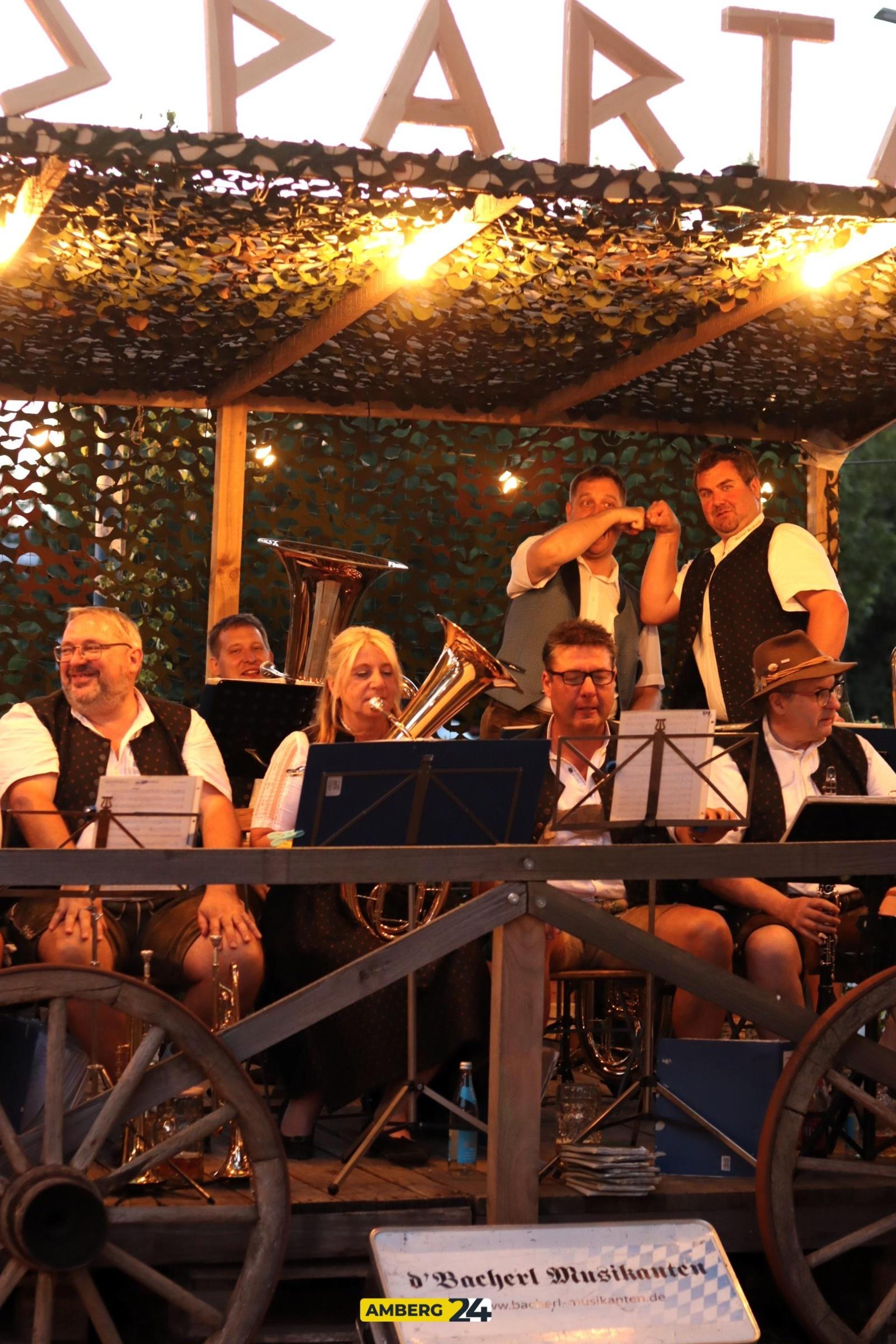 Bei der Kirwa in Raigering gabs gute Laune und bestes Wetter. (Bild: Judith Balleisen)