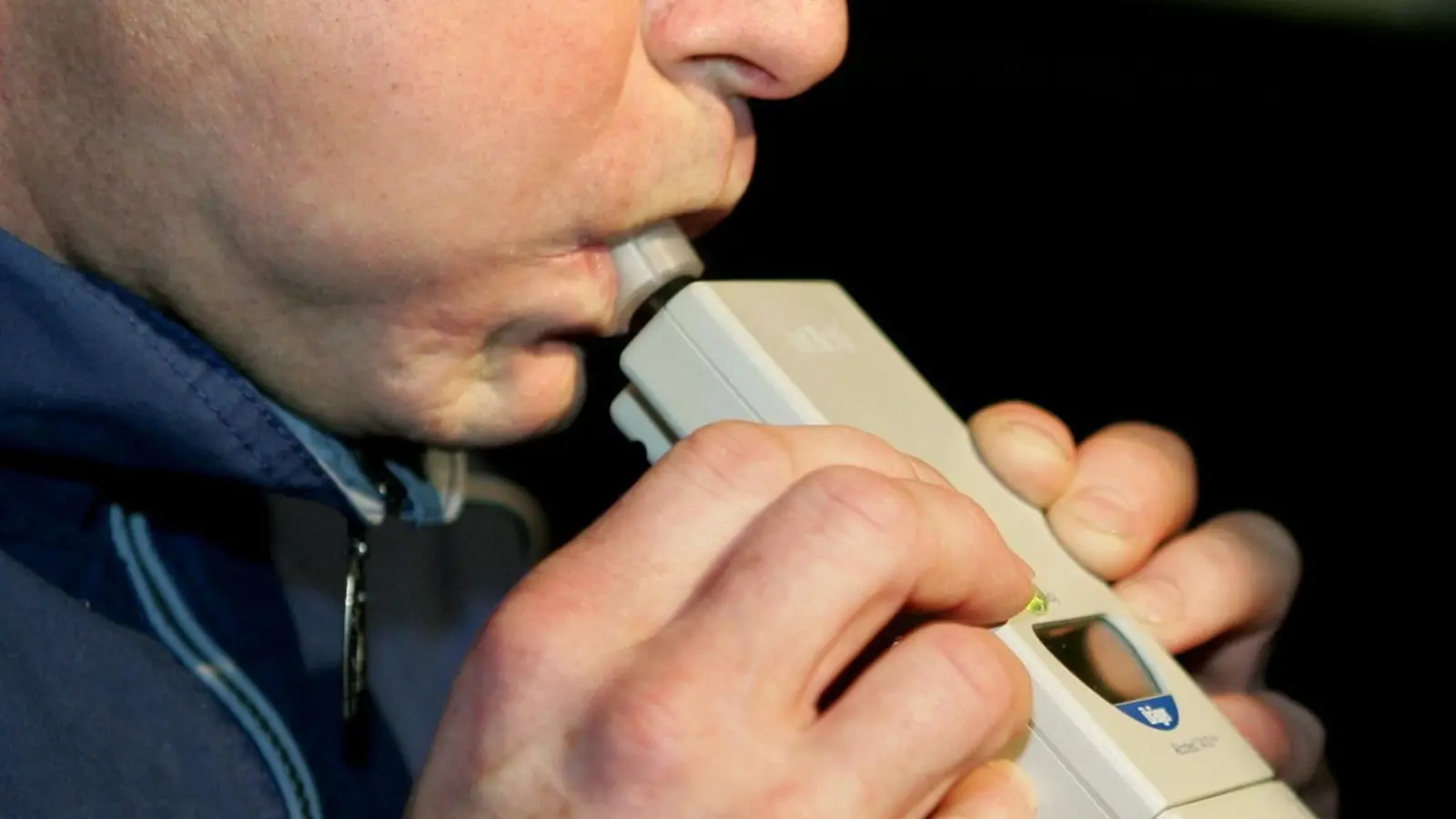 Ein 46-jähriger Fahrer wurde in Sulzbach-Rosenberg mit über 80 km/h innerorts gestoppt. Die Polizei stellte Alkoholgeruch fest. (Symbolbild: Uli Deck / dpa)