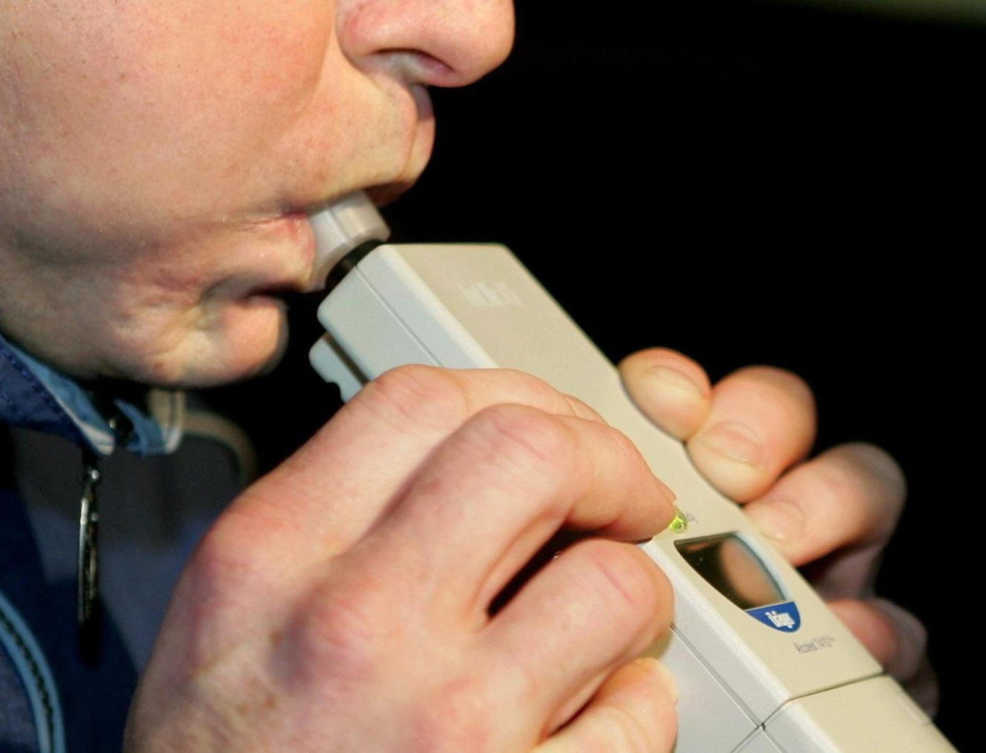 Eine 57-jährige Autofahrerin unter Alkoholeinfluss ergriff am Montagabend nach einem Unfall auf der B 22 die Flucht. (Symbolbild: Uli Deck / dpa)