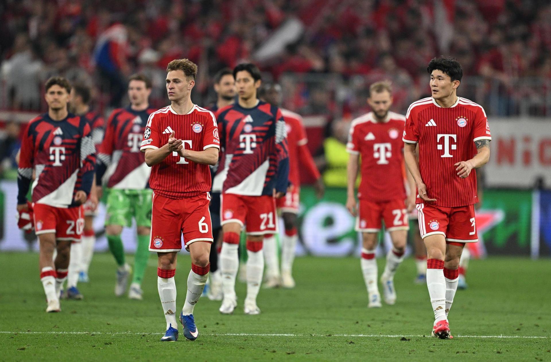 Die Bayern-Spieler bedanken sich nach der Partie bei den Fans. (Bild: Sven Hoppe/dpa)
