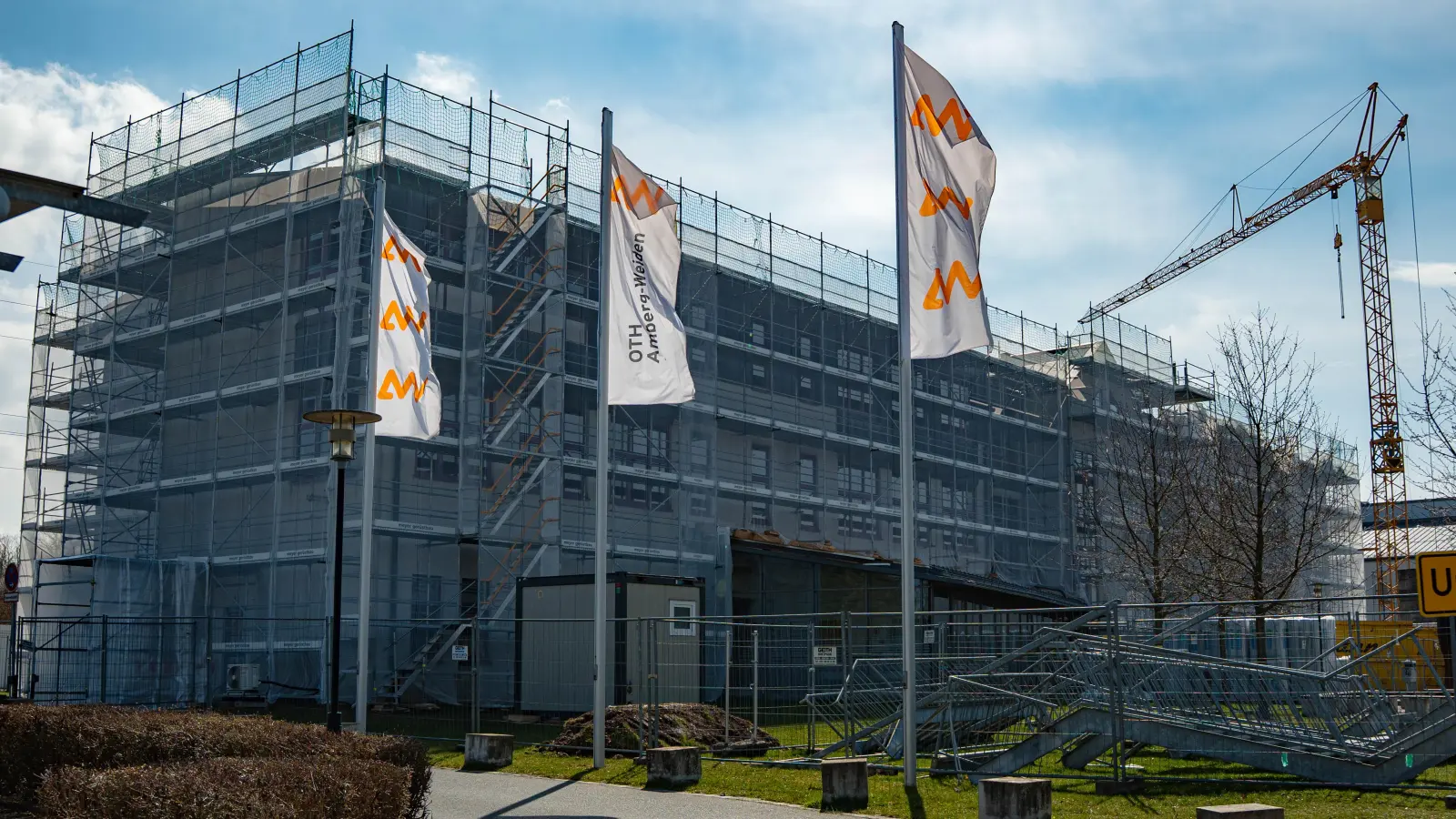 Seit drei Jahren wird an den Gebäuden der OTH in Weiden gebaut. Aktuell wird die Außenfassade des Hauptgebäudes gedämmt. Bis Ende des Jahren sollen die Maßnahmen beendet sein. Der Freistaat Bayern investiert insgesamt knapp neun Millionen Euro in die Sanierung.  (Bild: Noah Wegmüller-Kocher)