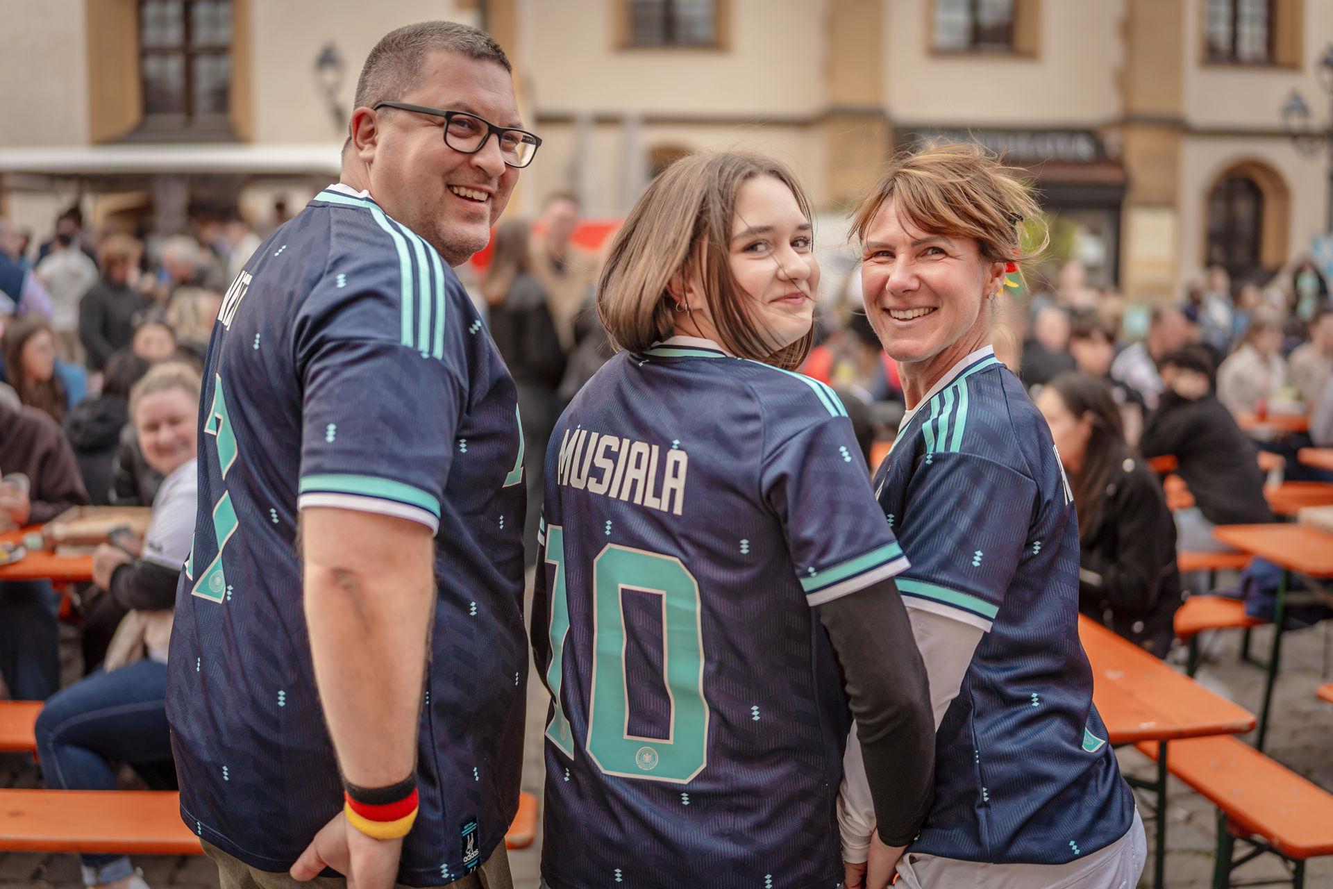 Amberg feiert Altstadtfest - inklusive Public Viewing zur Fußball-WM.  (Bild: Michael Golinski)