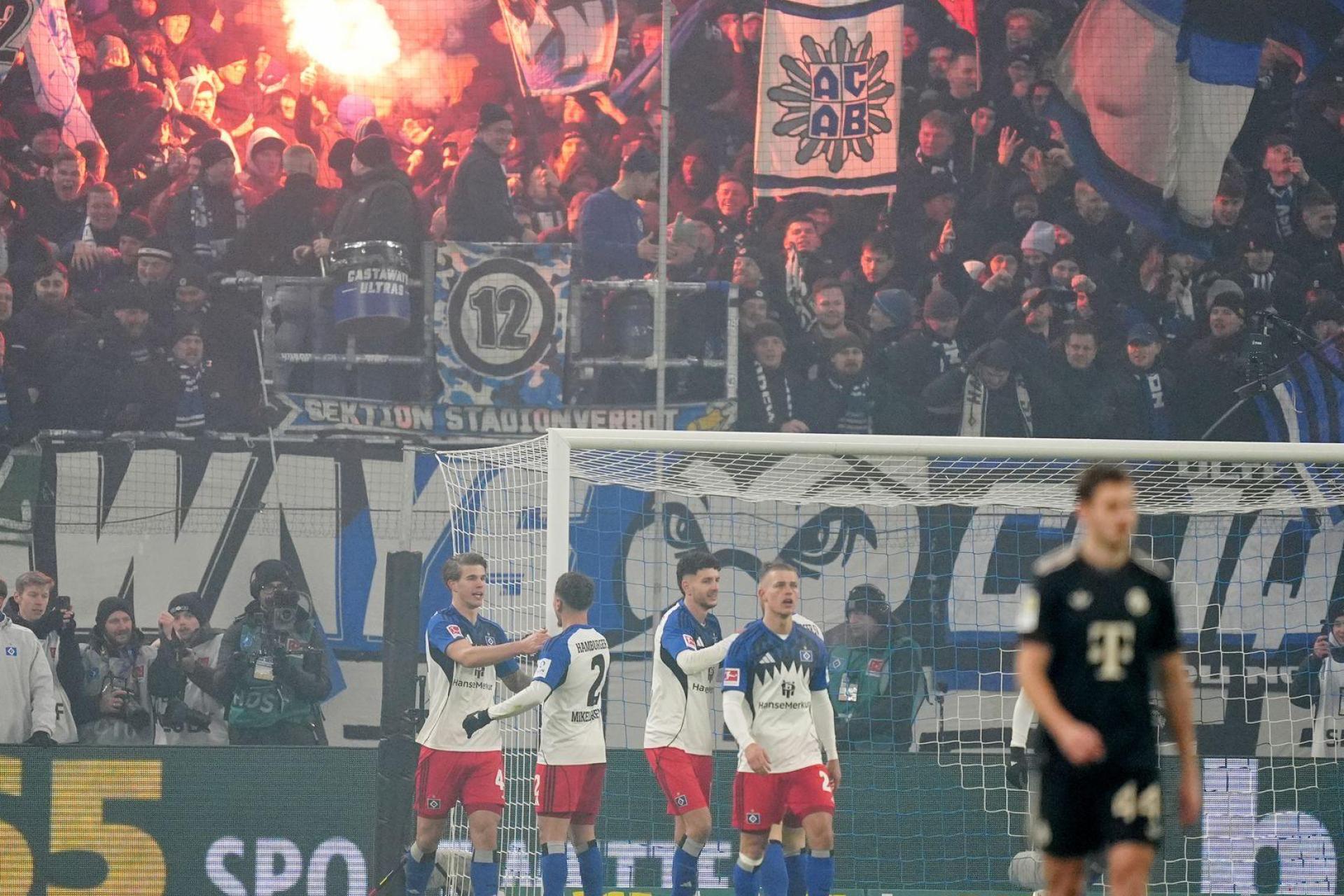 Gefeierter HSV-Mann Luka Vuskovic (l) nach seinem Tor zum 2:2. (Bild: Marcus Brandt/dpa)