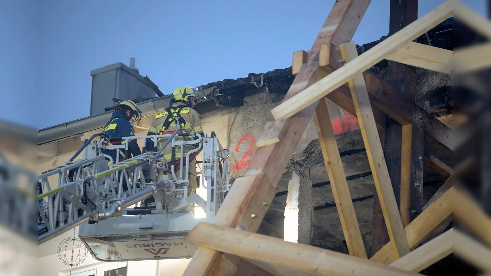 Einen Tag nach einer Explosion in einem Wohnhaus in Regensburg wollen die Einsatzkräfte mit der Suche nach vermissten Personen beginnen. Das Gebäude und die beschädigten Wohnungen müssen zunächst stabilisiert werden. (Bild: Tizian Gerbing/dpa)