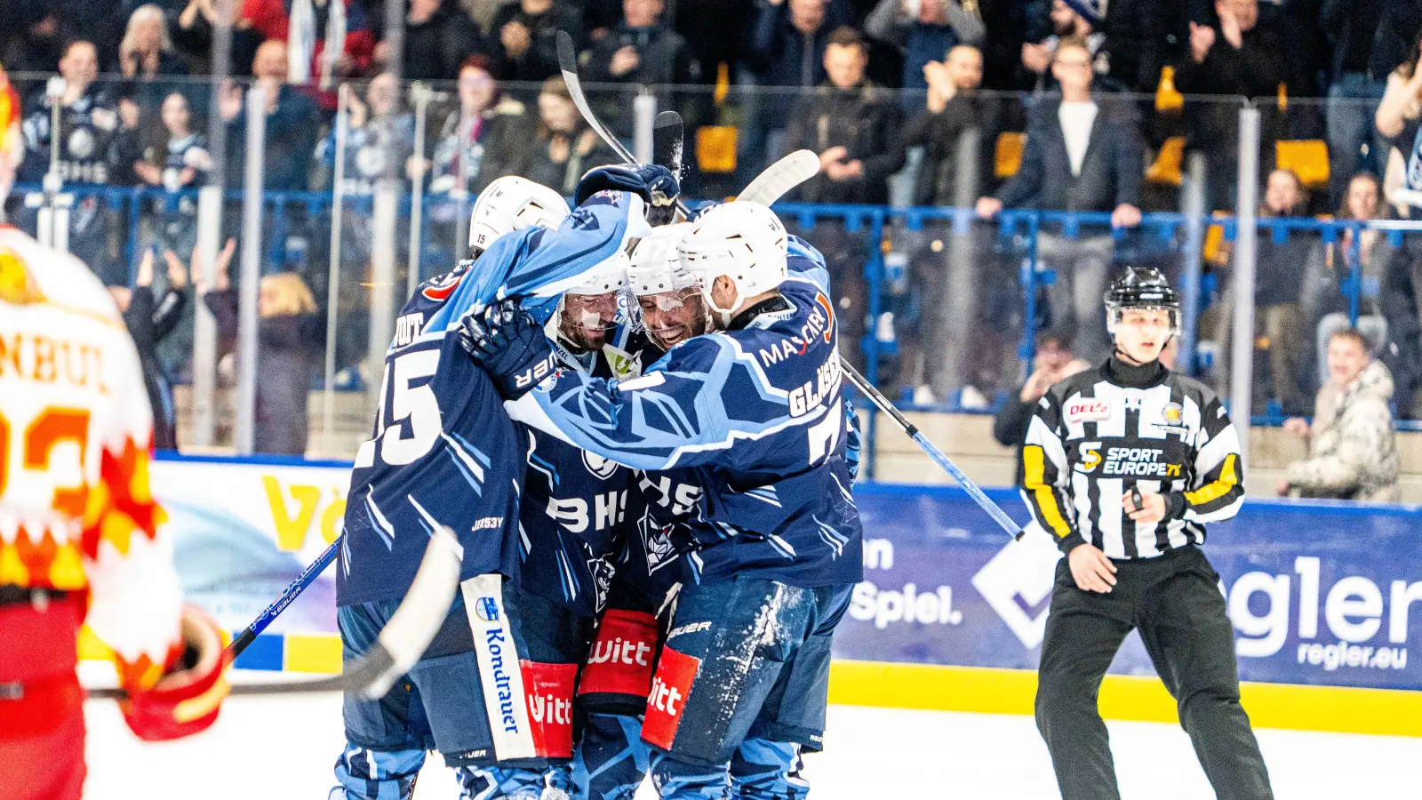 Es ist vollbracht: Die Blue Devils Weiden bleiben auch in der kommenden Spielzeit in der DEL2. (Bild: Elke Englmaier)