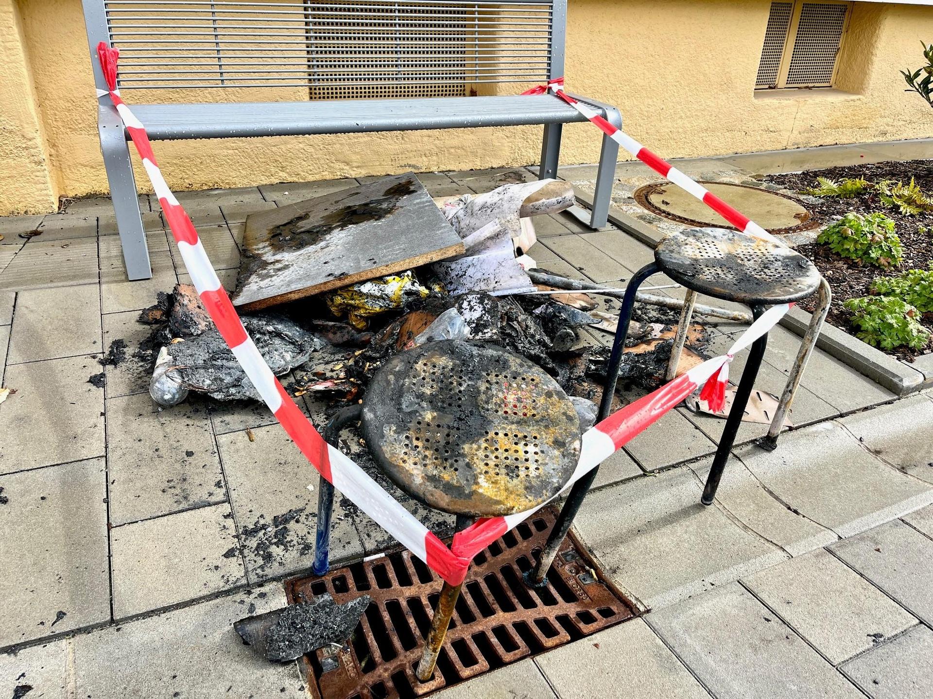 In Grafenwöhr brach aus noch ungeklärter Ursache ein Küchenbrand aus. Einige Überreste sind auch am Tag danach noch sichtbar. (Bild: Gabi Schönberger)