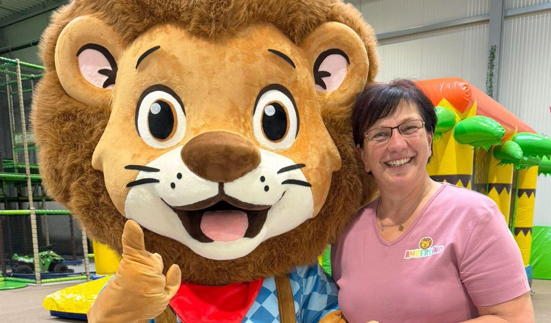 Willkommen im Amberlino 🦁🌴 <br>Der neue Indoor-Spielplatz in Amberg für kleine und große Abenteurer! Spielen, klettern, toben und gemeinsam eine tolle Zeit verbringen – sicher und unabhängig vom Wetter. Mehr entdecken kann man auf unserer Homepage: https://amberlino.de/ <br> (Bild: Amberlino)