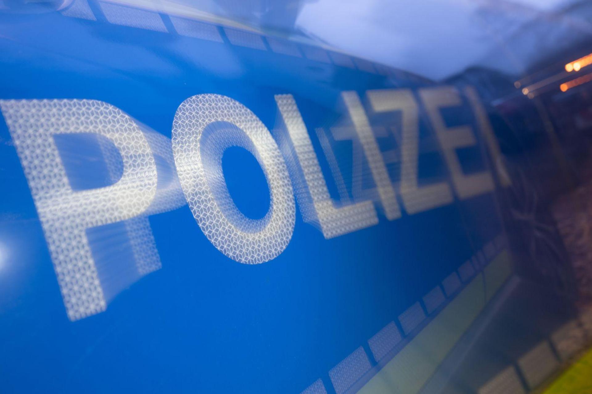 Ein Unbekannter stiehlt 500 Liter Diesel aus einem Lastwagen auf einem Pendlerparkplatz bei Ebermannsdorf. Die Polizei sucht Zeugen. (Symbolbild: Marijan Murat/dpa)