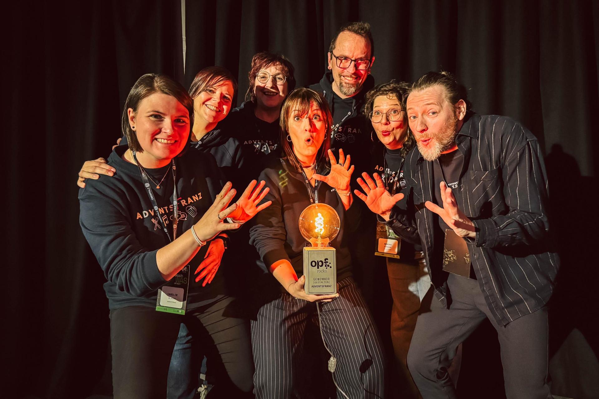 Die stolzen Gewinnerinnen und Gewinner des Ideenwettbewerbs „Opf.Rocks“ 2026 präsentieren ihre Auszeichnungen im Regensburger Degginger. Ihre Projekte reichen von medizinischen Innovationen bis hin zu neuen Kulturkonzepten für die Region. (Bild: Oberpfalz-Marketing)