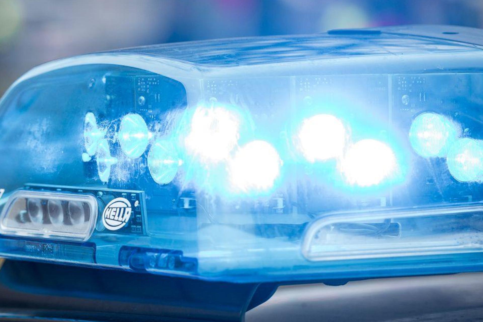 Ein 42-jähriger Fahrer weicht einem entgegenkommenden VW-Bus aus und beschädigt sein Auto. Der Unfallverursacher flüchtet. (Symbolbild: Daniel Vogl/dpa)