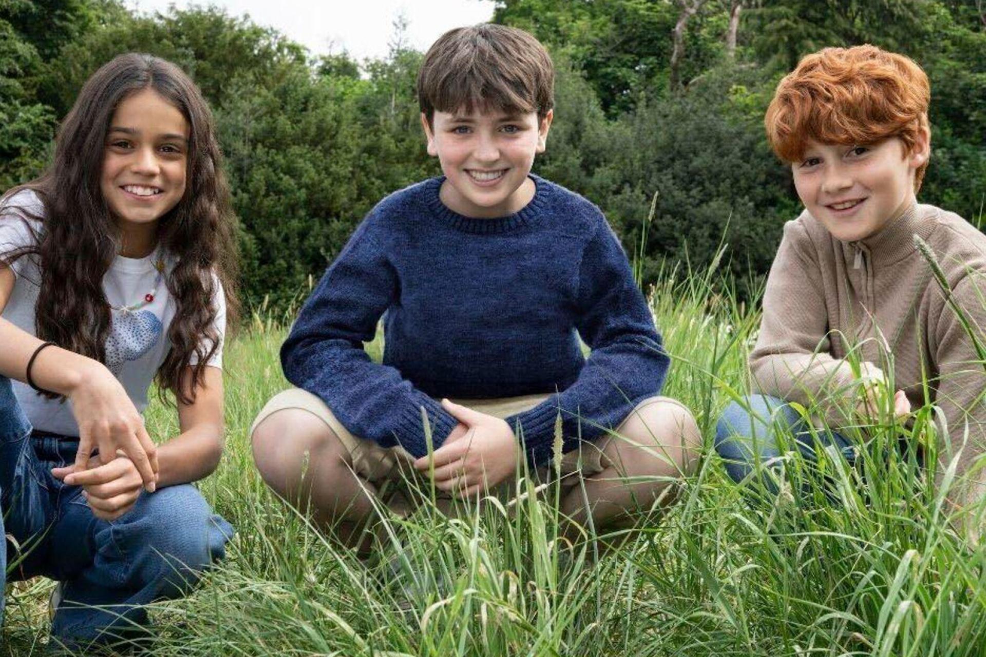 Arabella Stanton (l-r), Dominic McLaughlin und Alastair Stout spielen in der neuen HBO-Serie Hermine Granger, Harry Potter und Ron Weasley. (Bild: Aidan Monaghan/HBO/AP/dpa)
