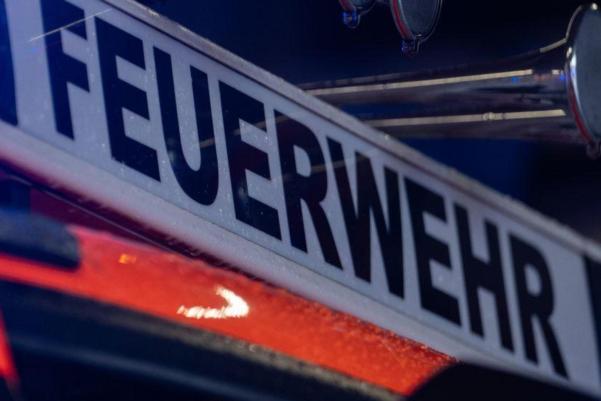 Die 13-Jährigen versuchten die Flammen noch selbst zu löschen. (Symbolbild: Marijan Murat/dpa)
