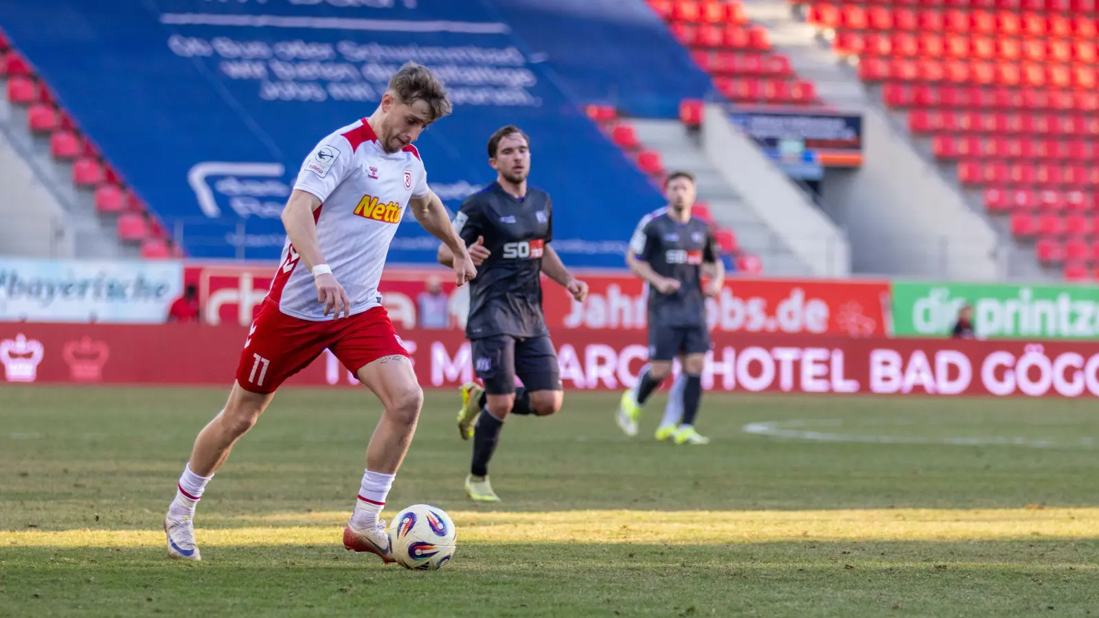 Noel Eichinger (links/Szene aus dem Spiel gegen Osnabrück) traf auch in Saarbrücken für den SSV Jahn. (Bild: Sascha Janne)