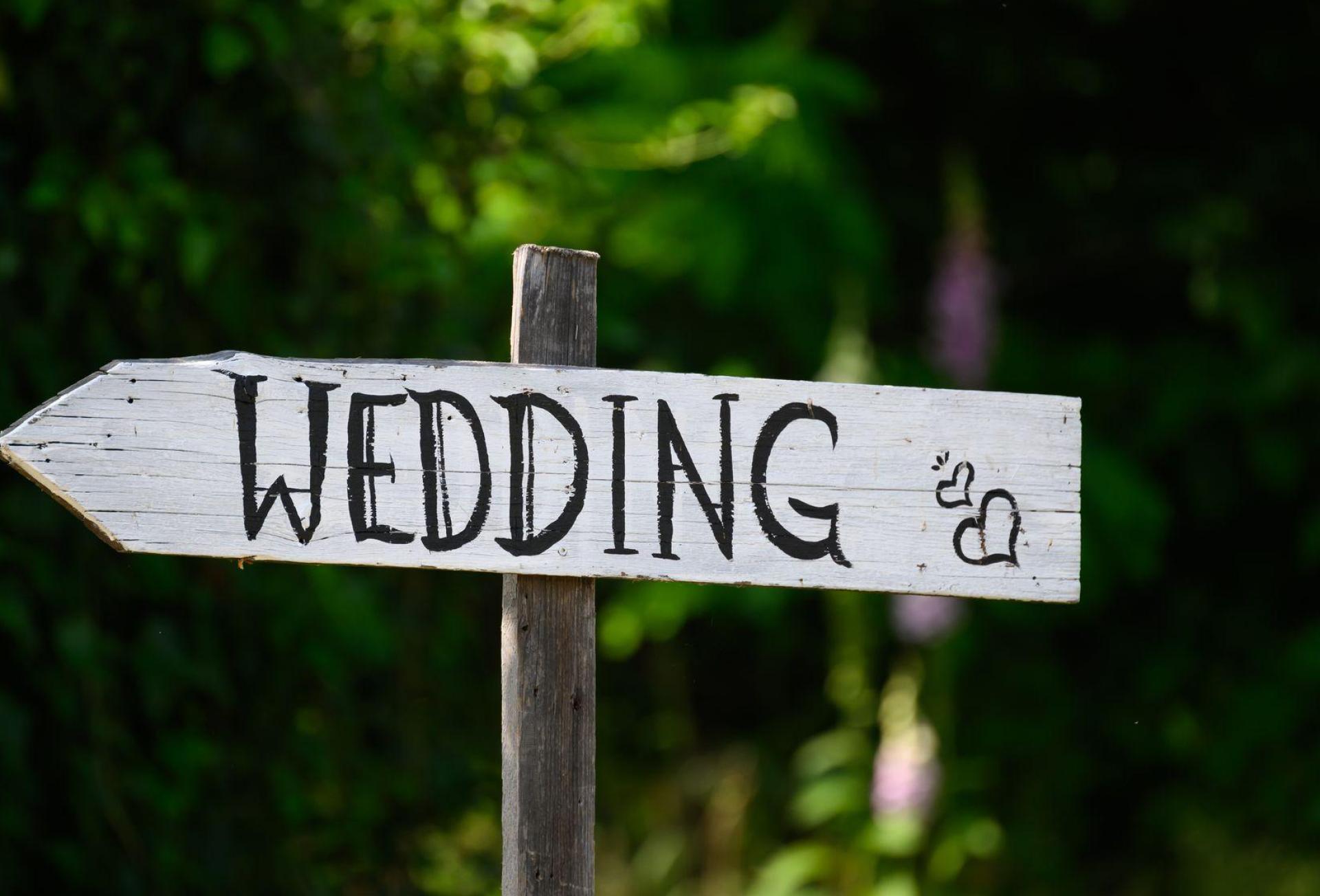 Spontan heiraten? Die evangelische Kirche macht das auch heuer wieder möglich. (Symbolbild) (Bild: Robert Michael/dpa)