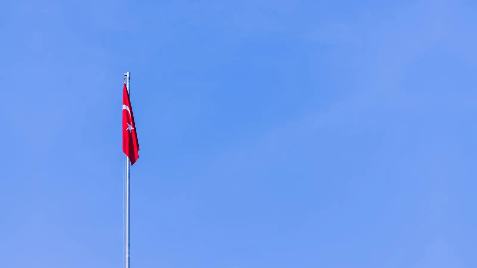 Türkische Flagge (Archivbild) (Bild: Rolf Vennenbernd/dpa)