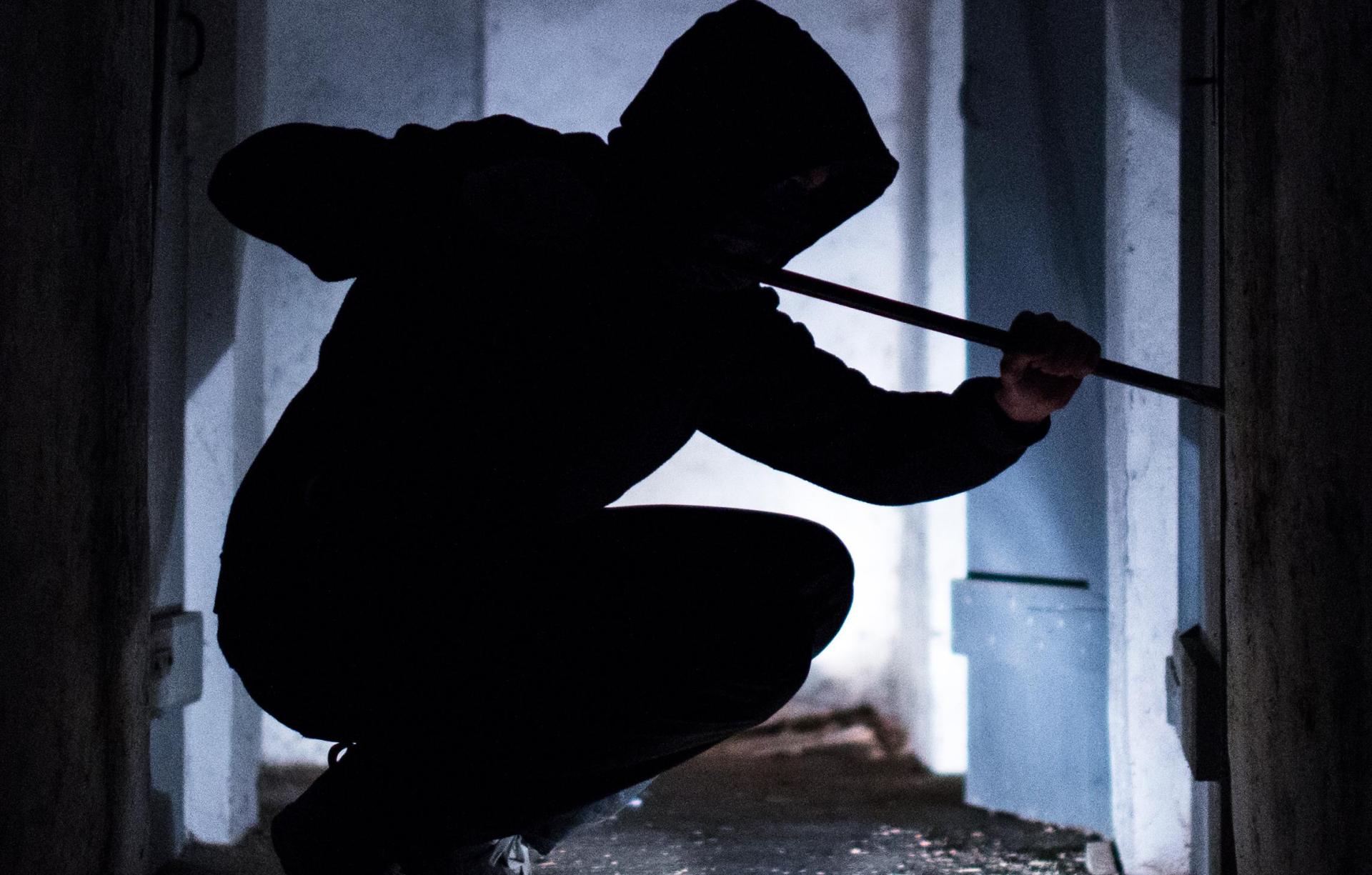Ein unbekannter Täter scheiterte beim Versuch, in eine Wohnung in Amberg einzubrechen. (Symbolbild: Silas Stein/dpa)