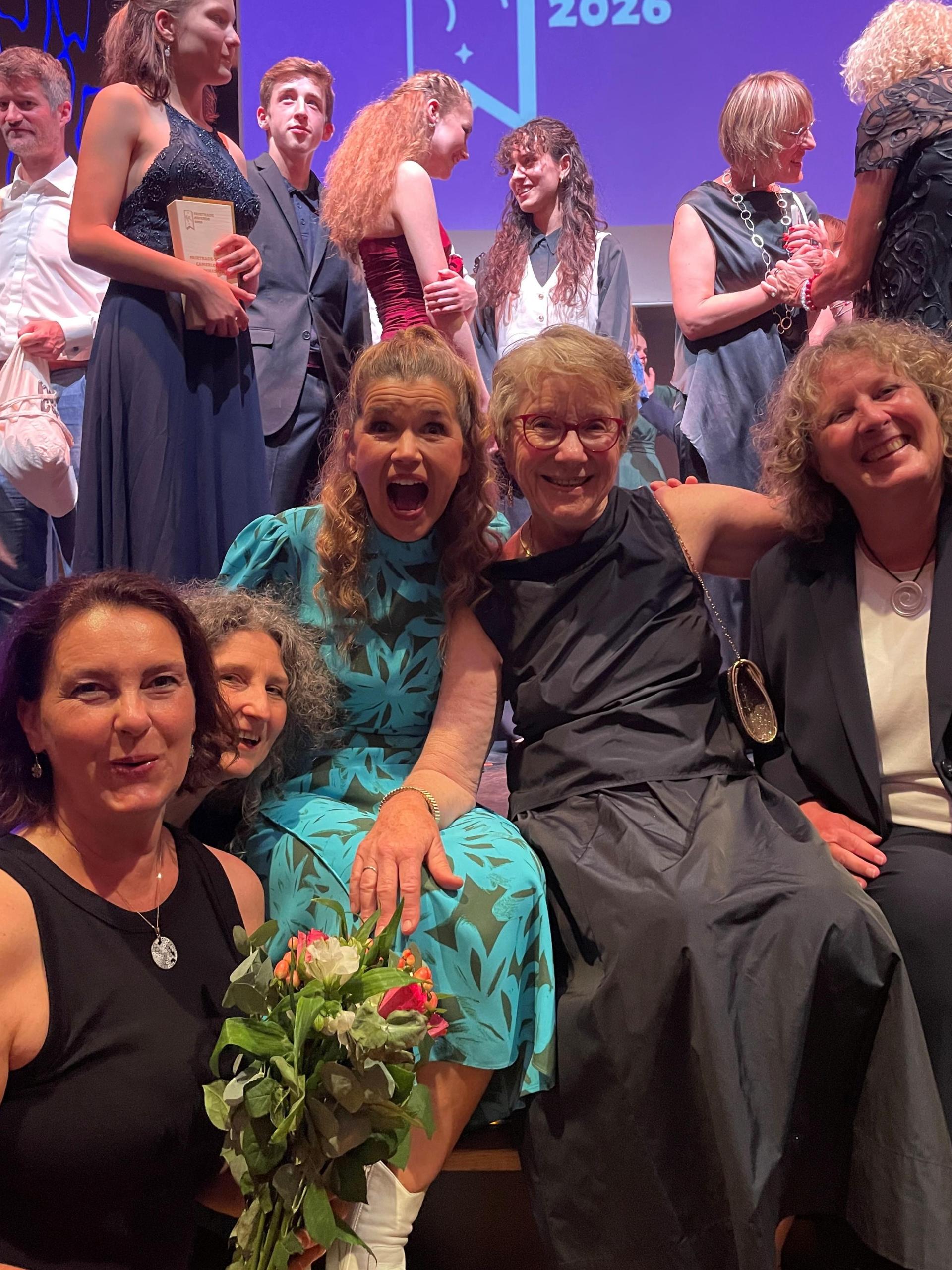 Auf dem gemeinsamen Erinnerungsfoto an diesen besonderen Abend strahlen (von links) Susann Plößl, Martina Hanselmann, Cornelia Siebenbürger und Andrea Rössler gemeinsam mit der prominenten Moderatorin Anke Engelke (Mitte). (Bild: Zukunftsakademie Amberg)