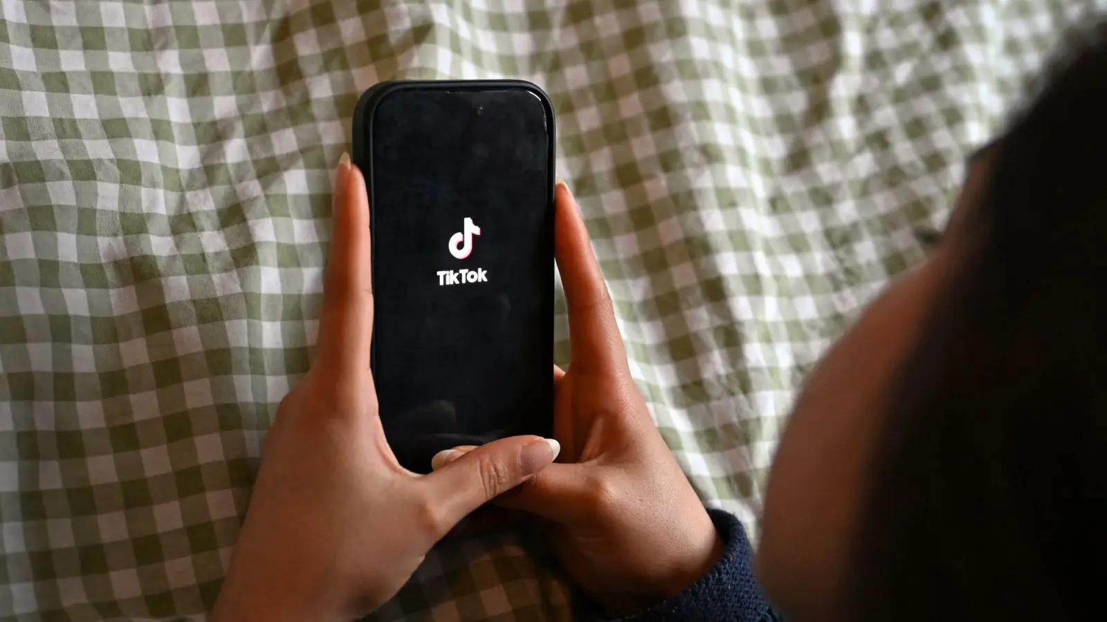 Gegen die Online-Plattform TikTok des chinesischen Anbieters ByteDance laufen mehrere EU-Verfahren. (Symbolbild)  (Bild: Elisa Schu/dpa)