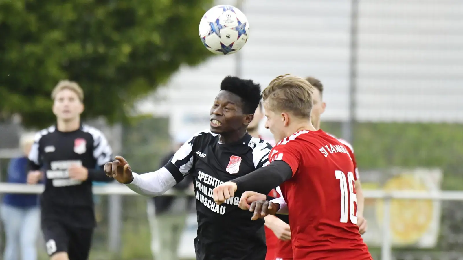 Antoine Agbeve (links) wechselt im Sommer vom SV Inter Bergsteig Amberg zum 1. FC Schlicht. (Bild: Hubert Ziegler)