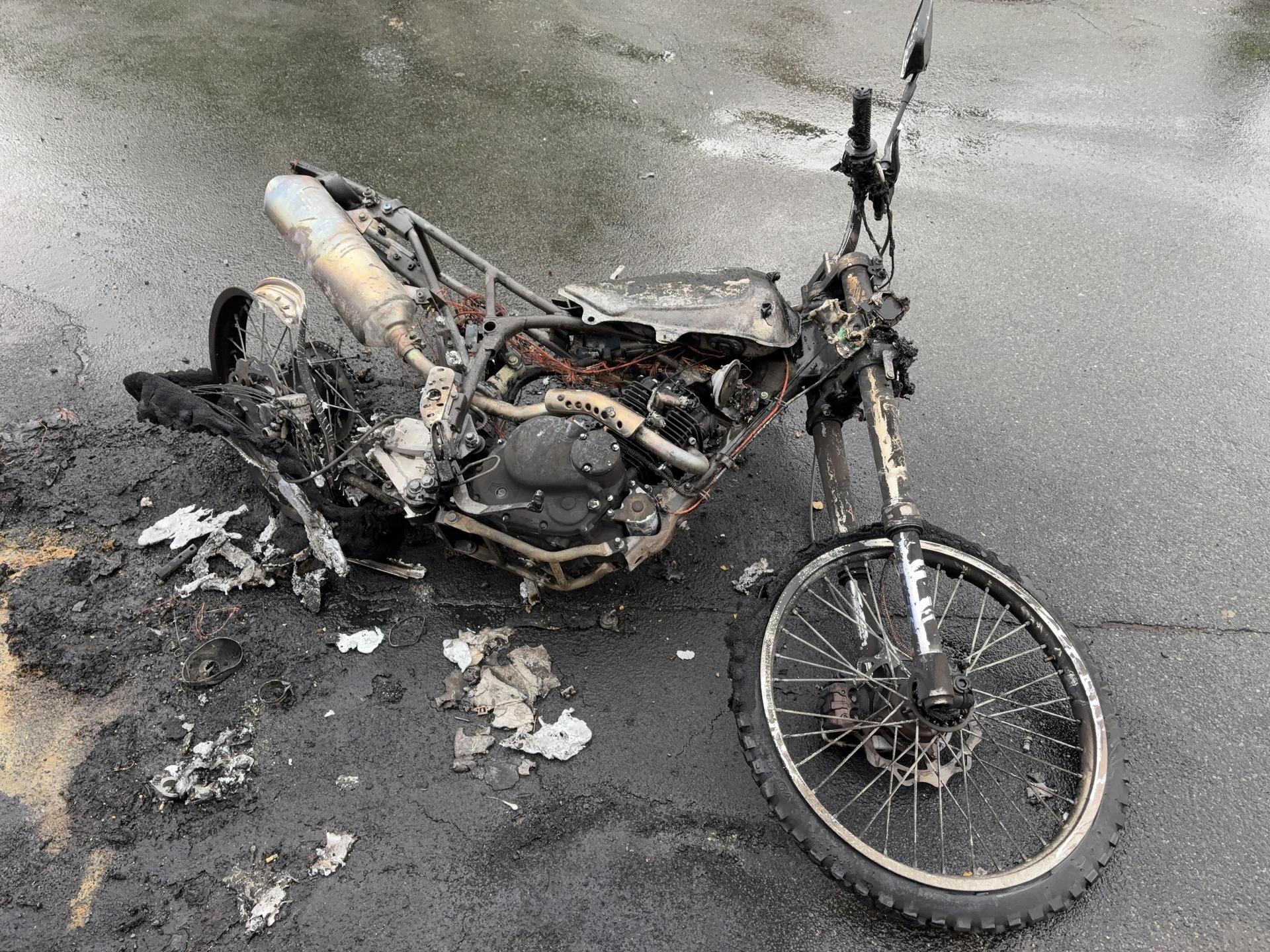 Dieses Motorrad hat in Sulzbach-Rosenberg gebrannt. Aus dem Tank war Benzin ausgetreten. (Bild: Polizeiinspektion Sulzbach-Rosenberg)