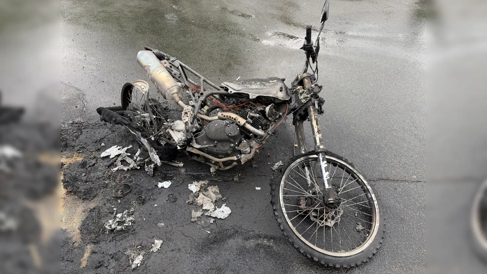 Dieses Motorrad hat in Sulzbach-Rosenberg gebrannt. Aus dem Tank war Benzin ausgetreten. (Bild: Polizeiinspektion Sulzbach-Rosenberg)
