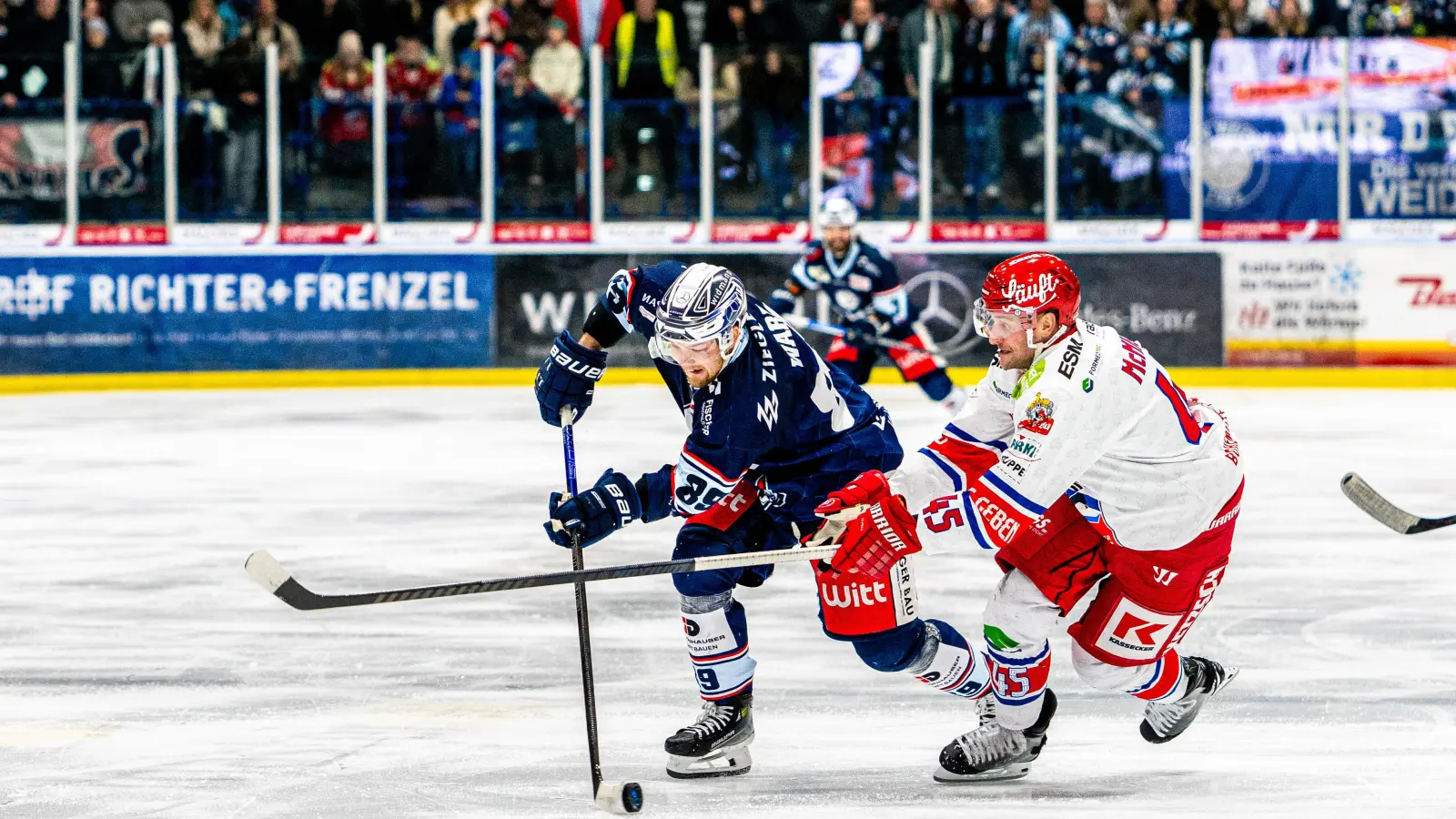 Tyler Ward (links) ist einer von drei Spieler der Blue Devils Weiden, die es in die finale Abstimmung zum Fanspieler des Jahres geschafft haben. (Archivbild: Elke Englmaier)
