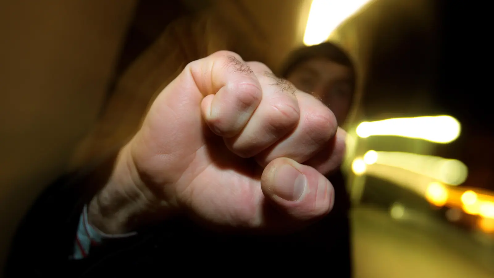 Die Polizeiinspektion Weiden sucht nach mehreren körperlichen Auseinandersetzungen in der Innenstadt Zeugen. (Symbolbild:  Karl-Josef Hildenbrand/dpa)