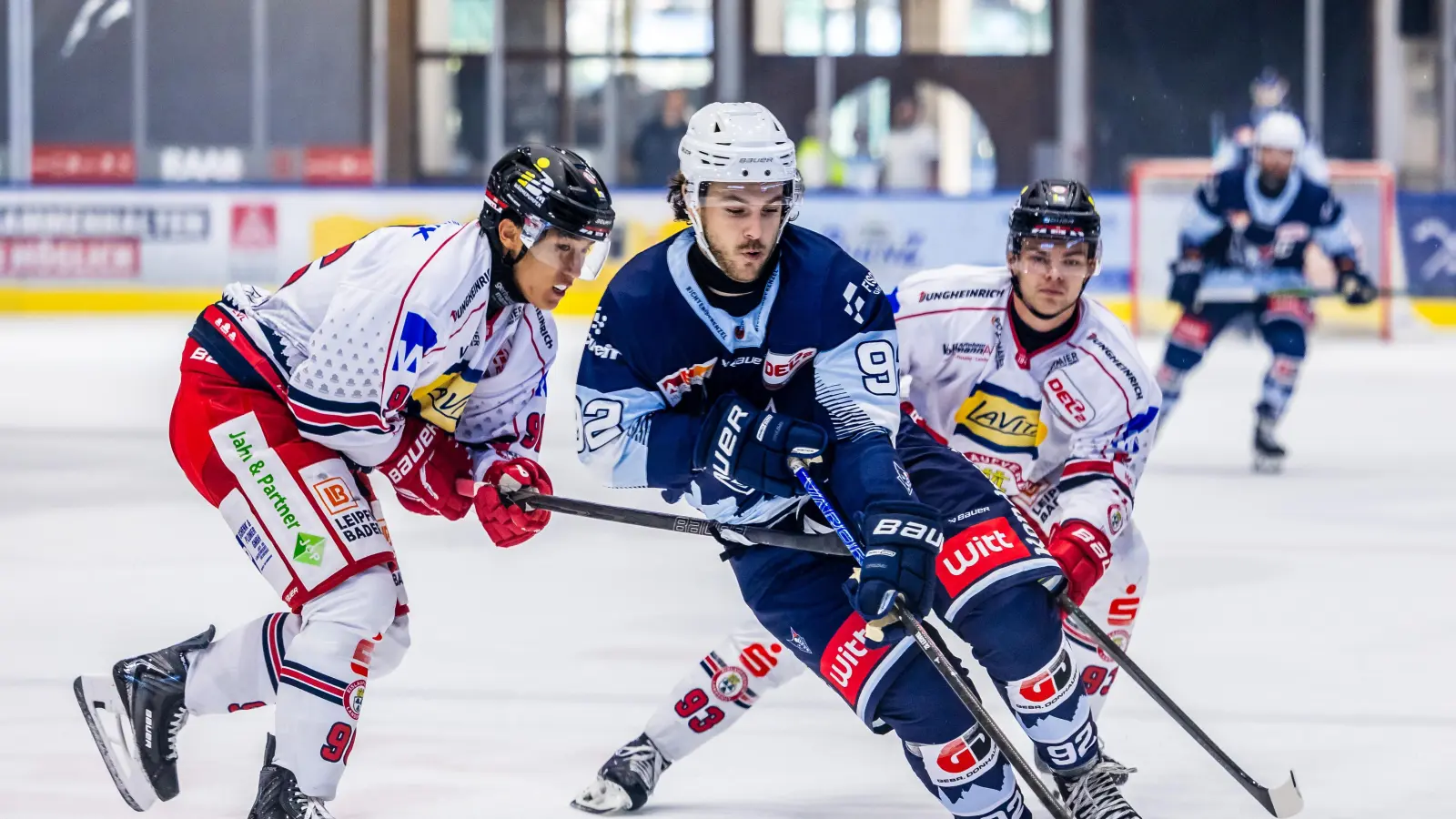 Top-Neuzugang Brayden Tracey (Mitte) feierte gegen den EV Landshut sein Heim-Debüt im Trikot der Blue Devils Weiden. (Bild: Tobias Neubert)