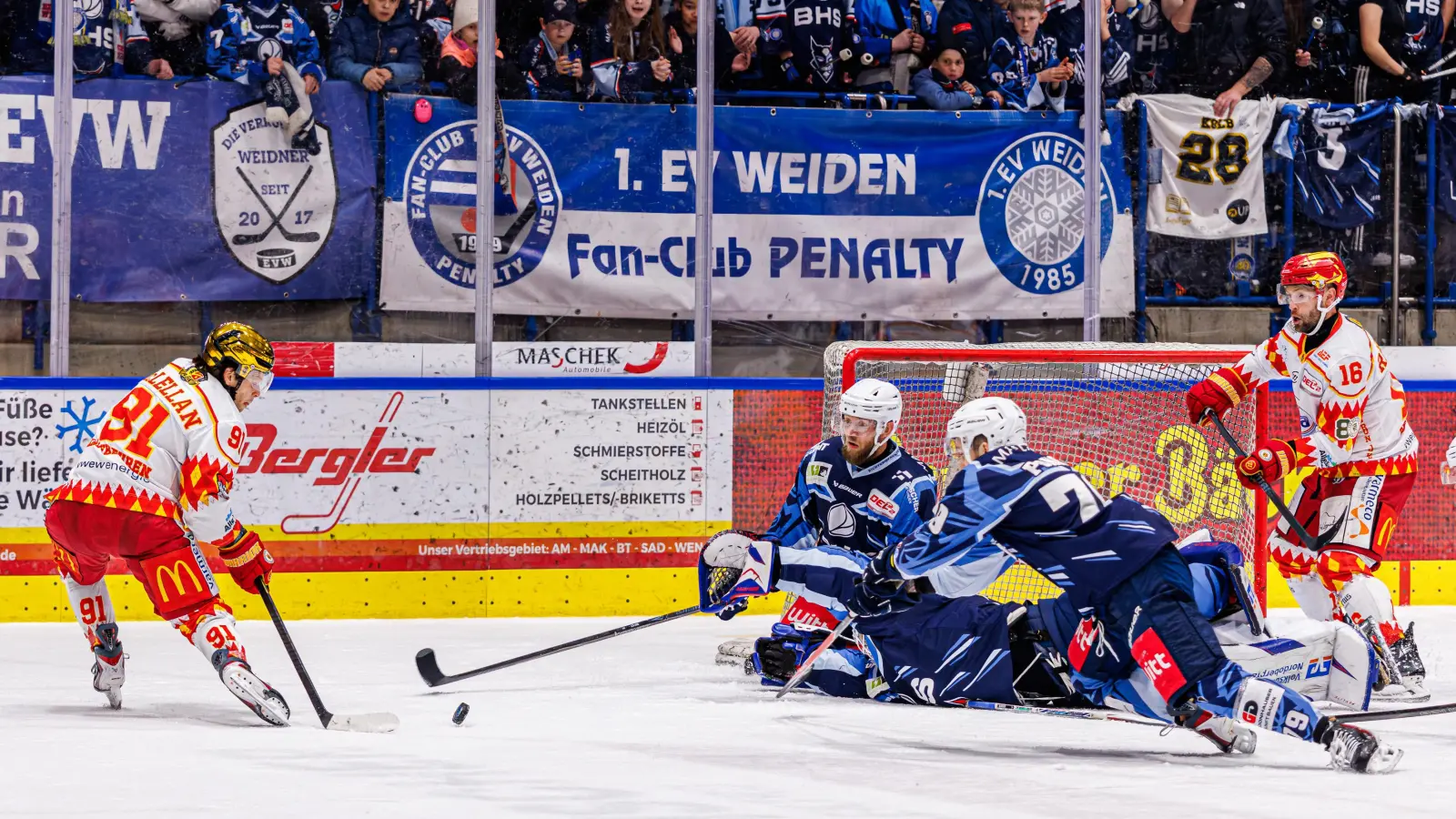 Viel Verkehr vor dem Tor der Blue Devils. Die Weidener verloren die Play-down-Partie gegen den ESV Kaufbeuren nach zwischenzeitlicher 4:1-Führung mit 5:6.  (Bild: Werner Moller)