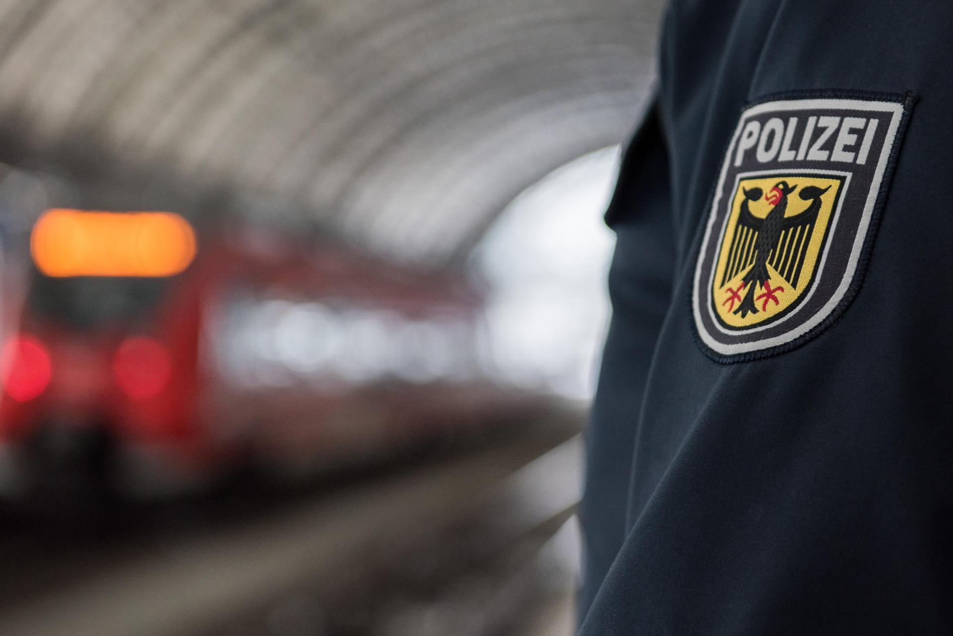 Ein 22-jähriger Tunesier wird am Bahnhof Weiden festgenommen. Er war bereits an der deutsch-schweizerischen Grenze zurückgewiesen worden. (Symbolbild: Bundespolizei)