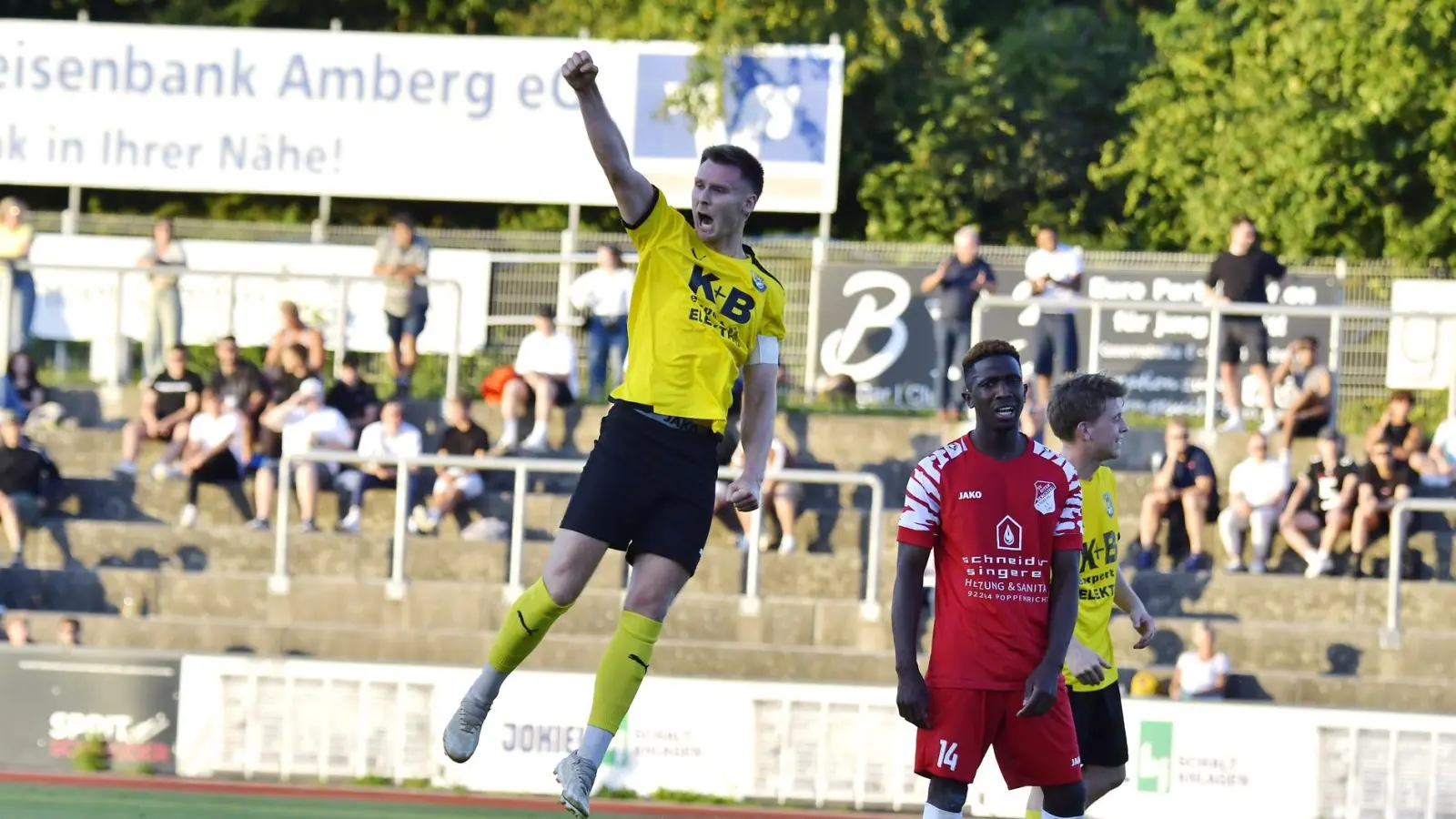 Hoch hinaus und noch viele Erfolge feiern will Mario Schmien (links) mit dem FC Amberg. Seit 18 Jahren kickt er am Schanzl.  (Bild: Hubert Ziegler)