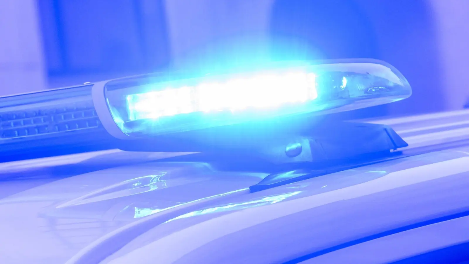 Nach dem Angriff auf eine 13-Jährige sucht die Polizei nach zwei Mädchen im gleichen Alter. (Symbolbild: Julian Stratenschulte/dpa)